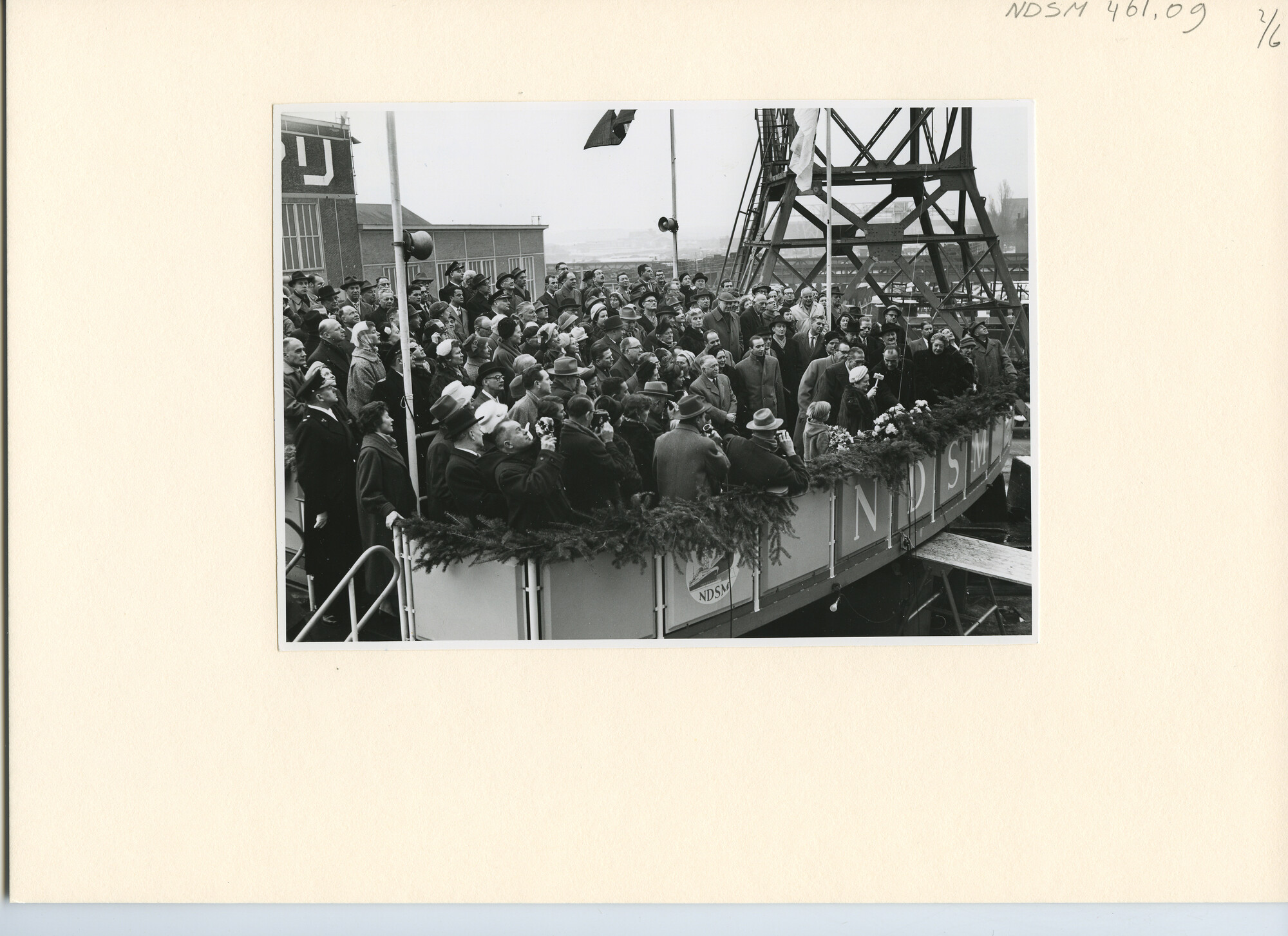 S.5444(2514)2; Foto van de tewaterlating van de Britse tanker ts. Ceuta; foto
