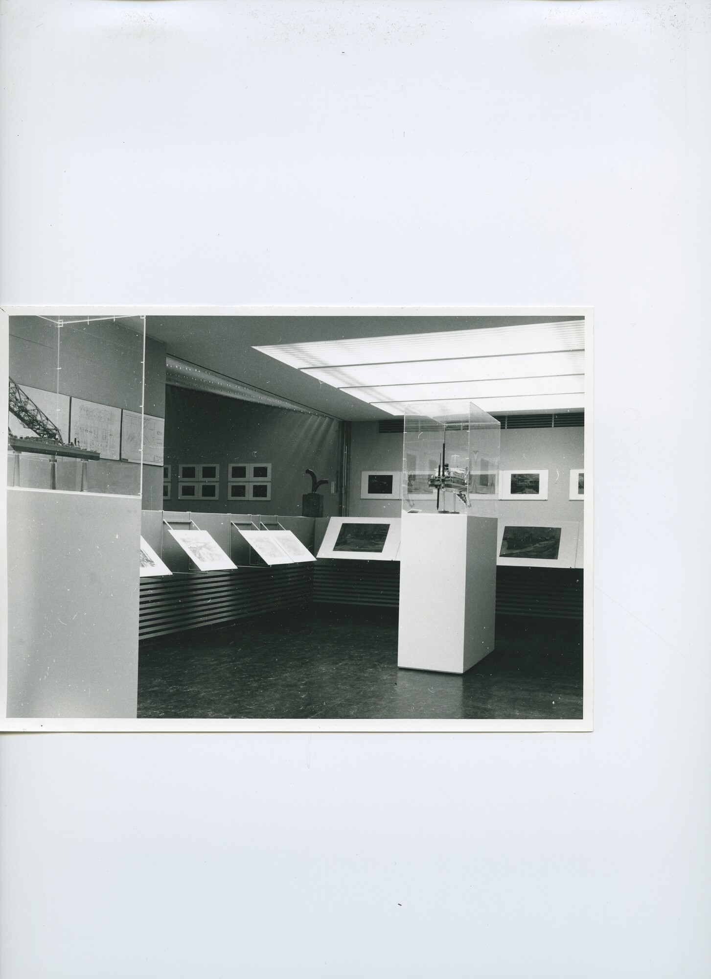 S.5621(01)0977; Foto van tentoonstelling.; foto