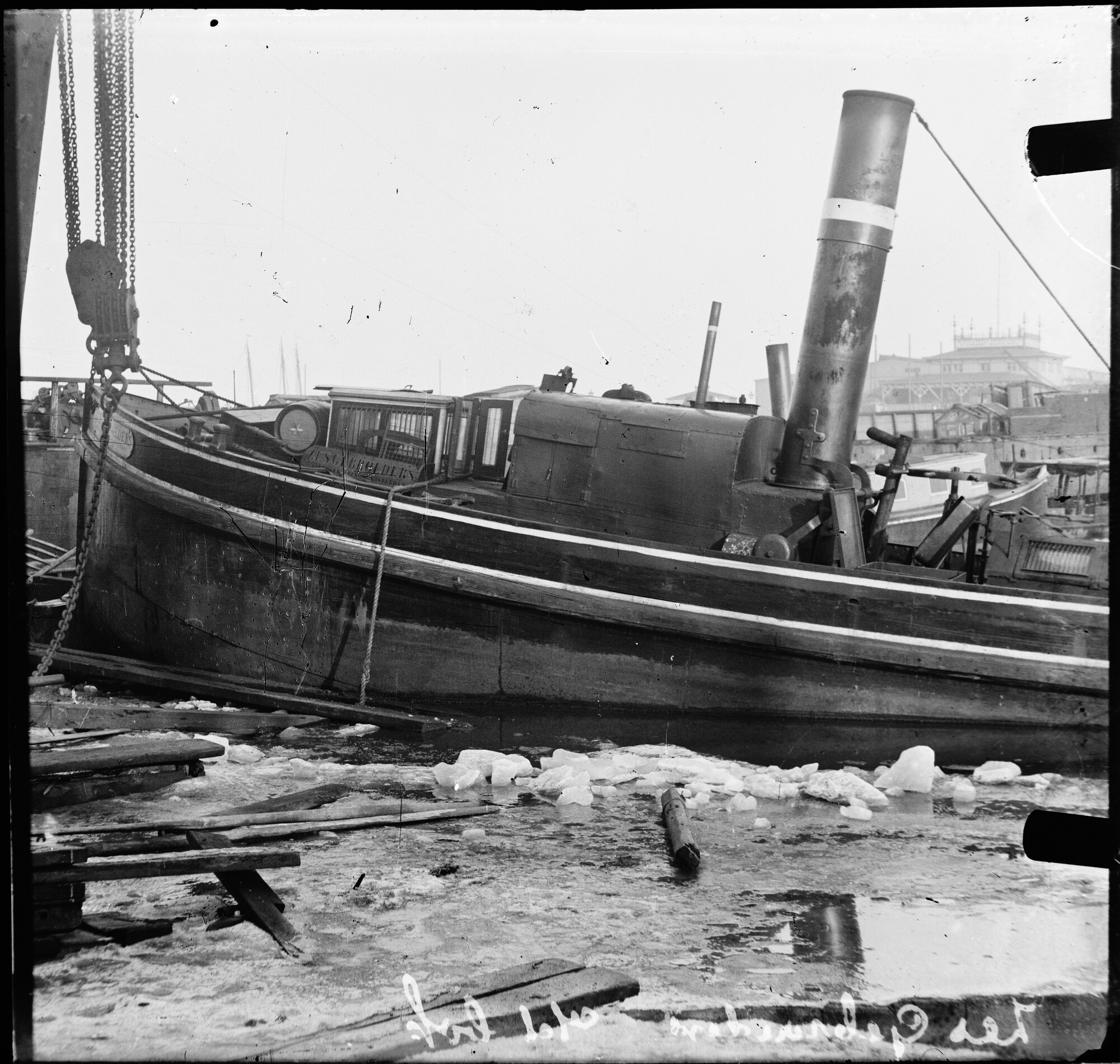 S.1156(06)129b3; Glasegatief van de stoomsleepboot Zes Gebroeders, gebouwd in 1882 op de werf van Meursing te Amsterdam; negatief