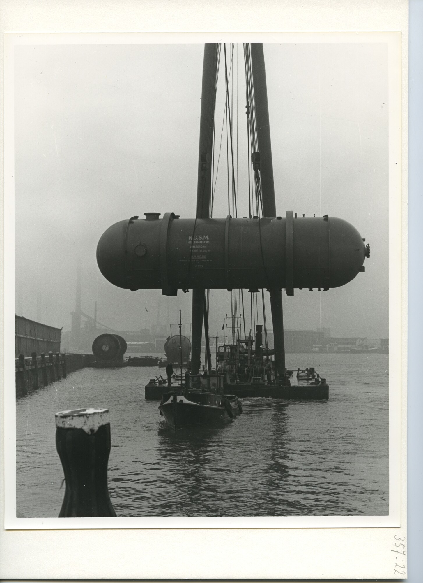 S.5444(6042)1; Foto van het aan boord takelen van een distillatiekolom a/b ms. Happy Runner; foto