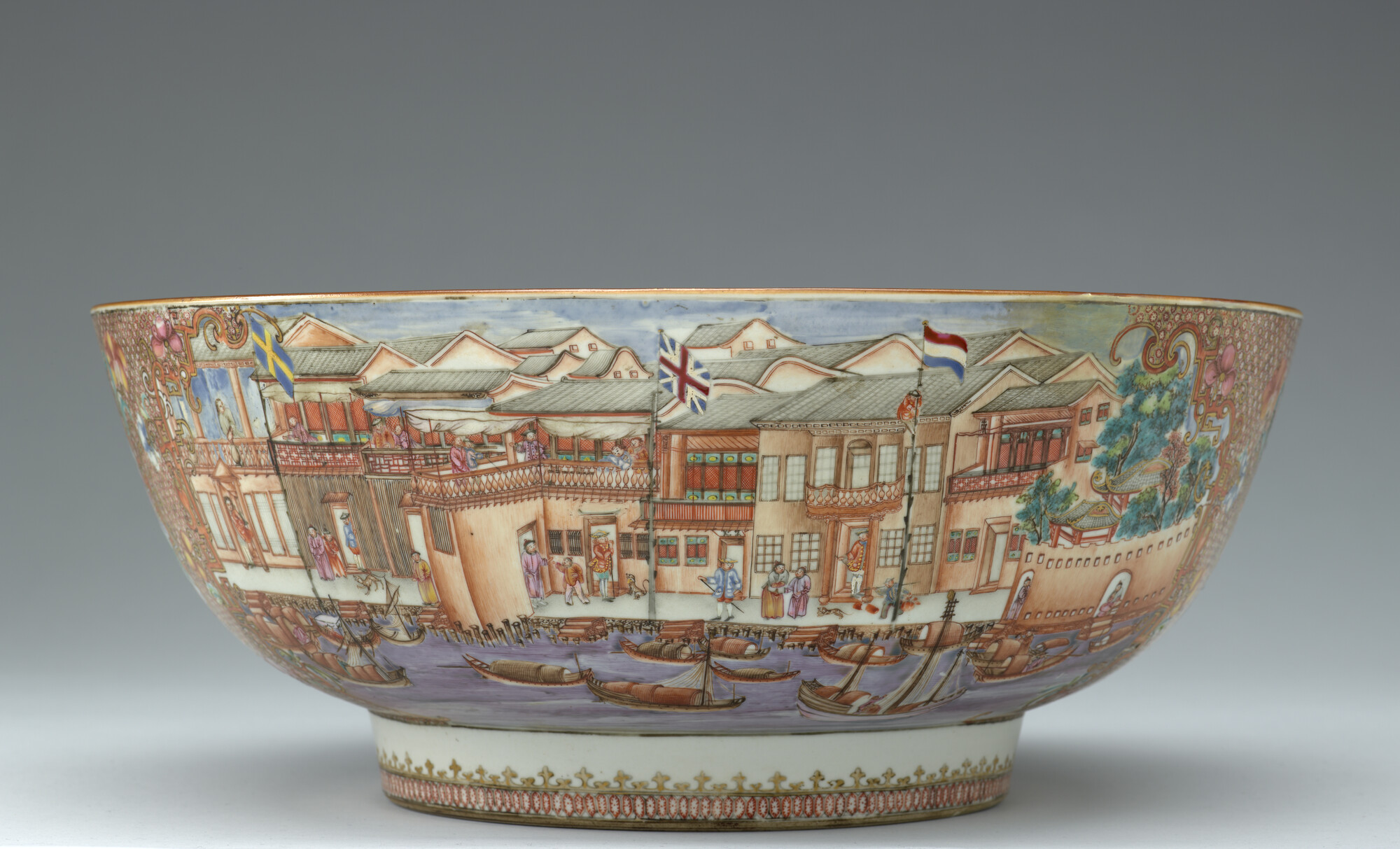 A.3484; Punchkom van Chinees porselein, met een afbeelding van de factorijen te Kanton; kom