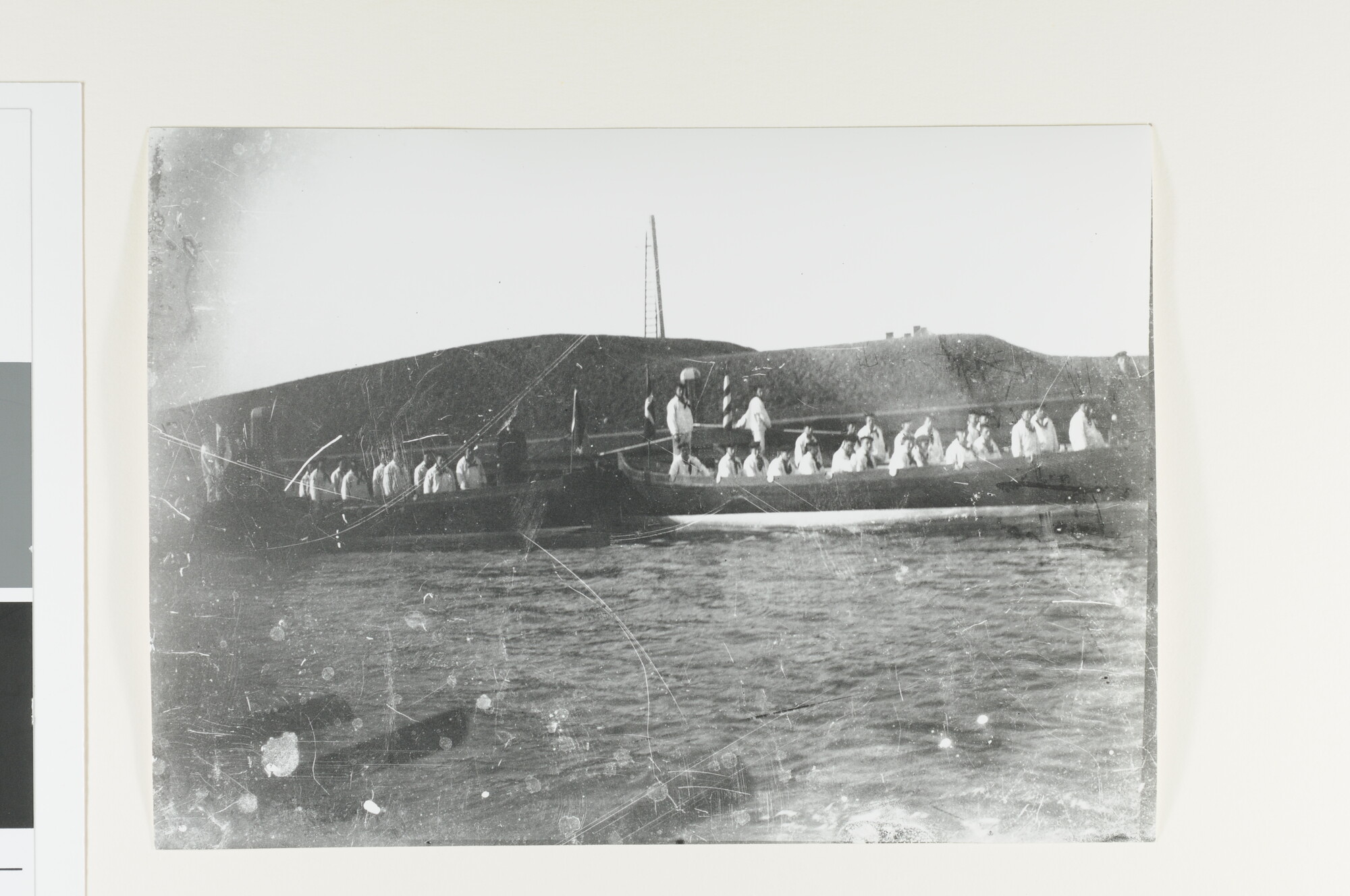 A.4634(02); Twee grote roeisloepen met bemanning afgemeerd bij fort Harssens te Den; foto