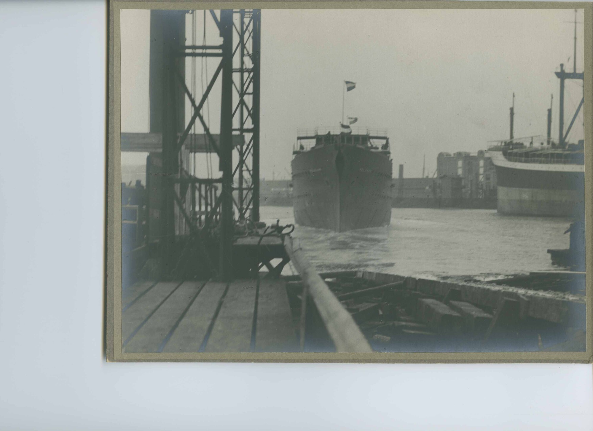 S.5444(00540)03; Foto van de tewaterlating van het onderzeeboot-moederschip Hr.Ms. Pelikaan; foto