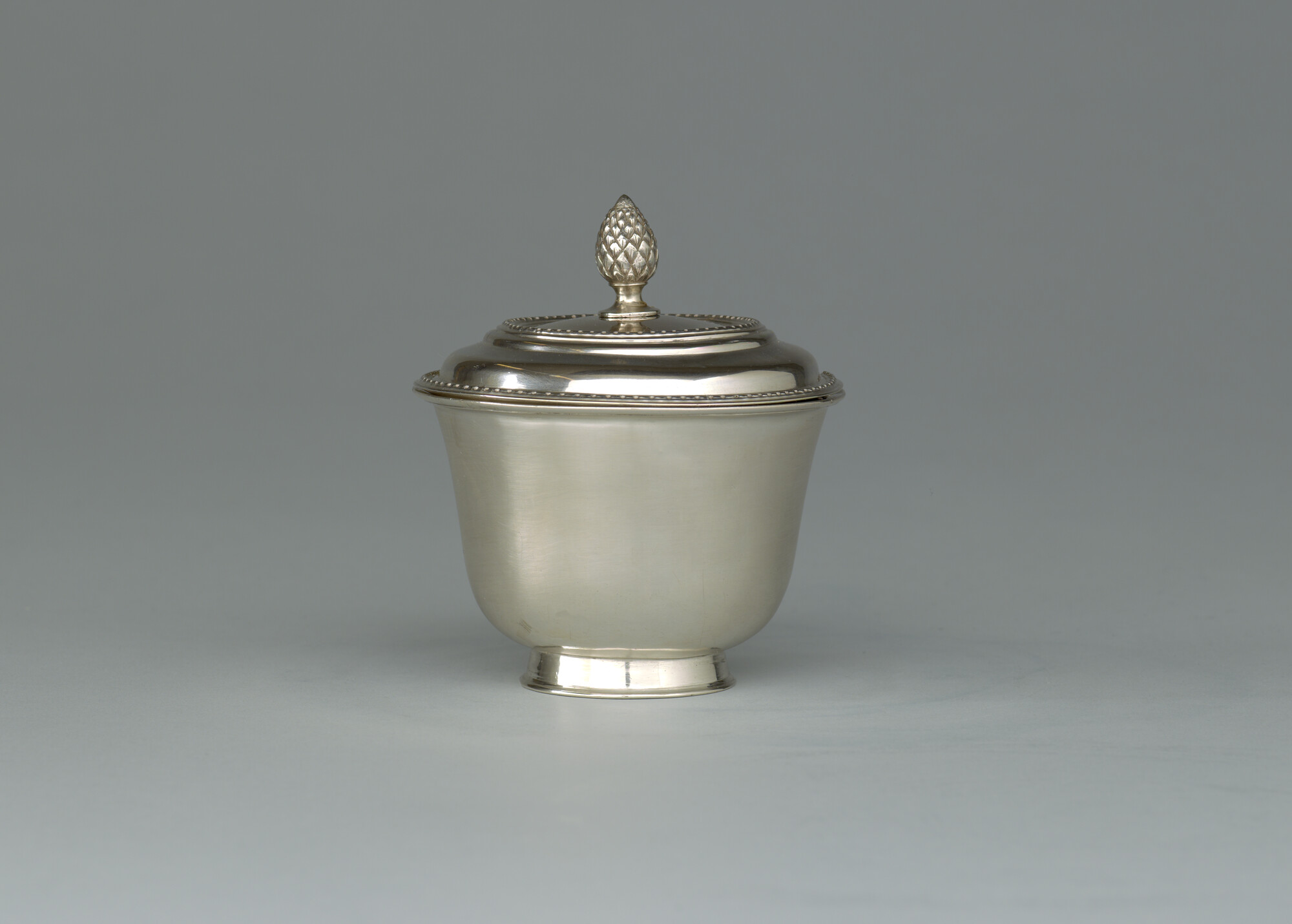 S.1049(03); Suikerpot met deksel met familiewapen Sweers-Bloemaert; suikerpot