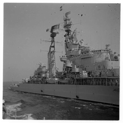 1993.6132; Smaldeel 1 op oefening: Het fregat Hr.Ms. 'De Bitter' aan stuurboordzijde van de kruiser Hr.Ms. 'De Zeven Provinciën'; negatief