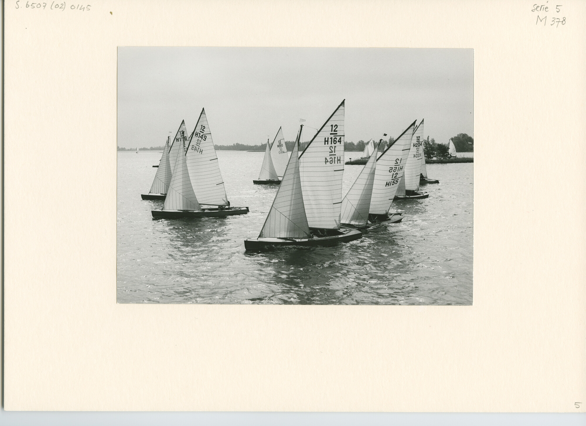 S.6507(02)0145; Zwart-wit foto van de start van de 12m² klasse tijdens de Goudse Zeilweek 1959; foto