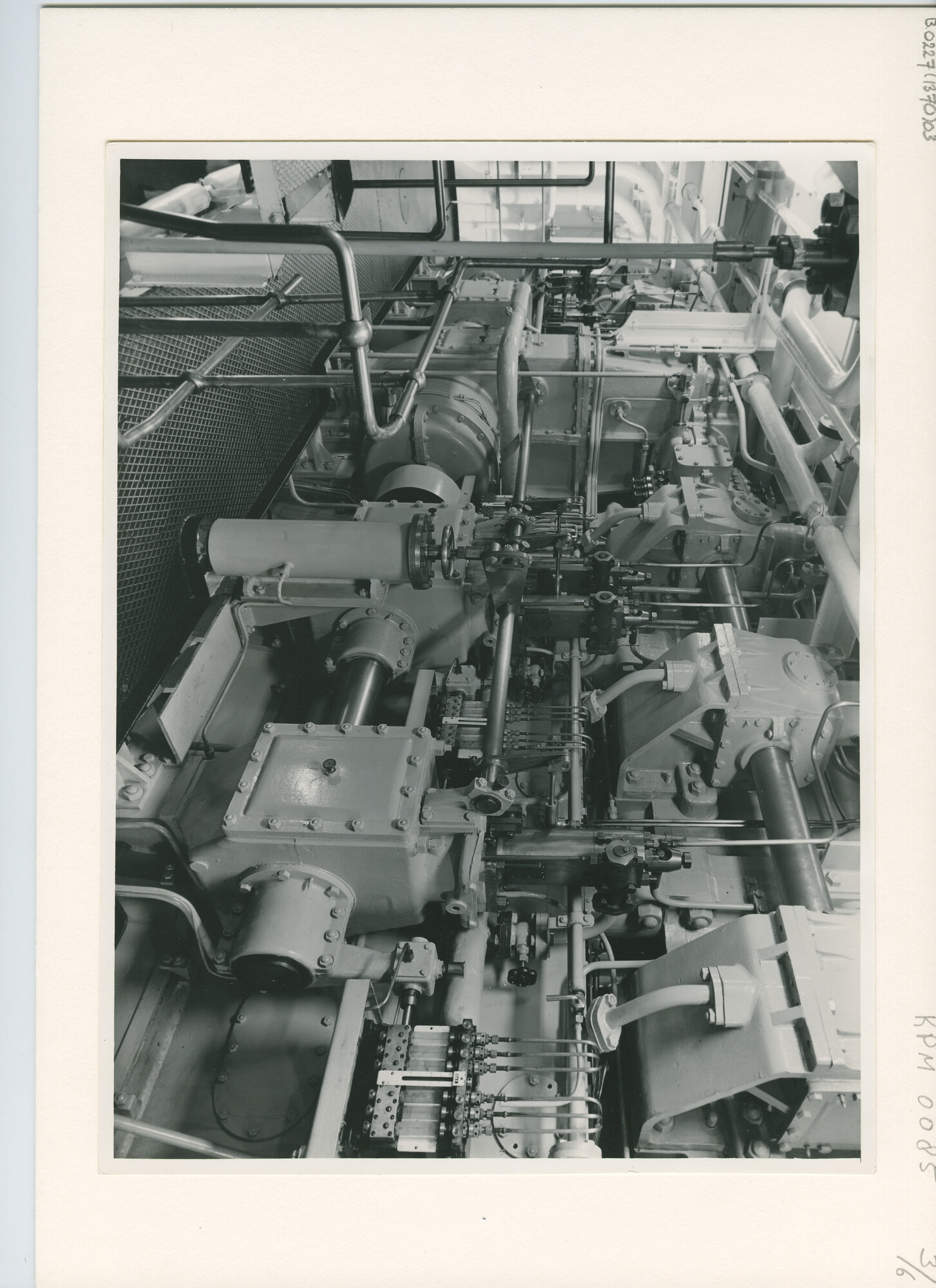 B.0227(1370)03; Interieurfoto's van de machinekamer van ms. 'Roggeveen'; foto
