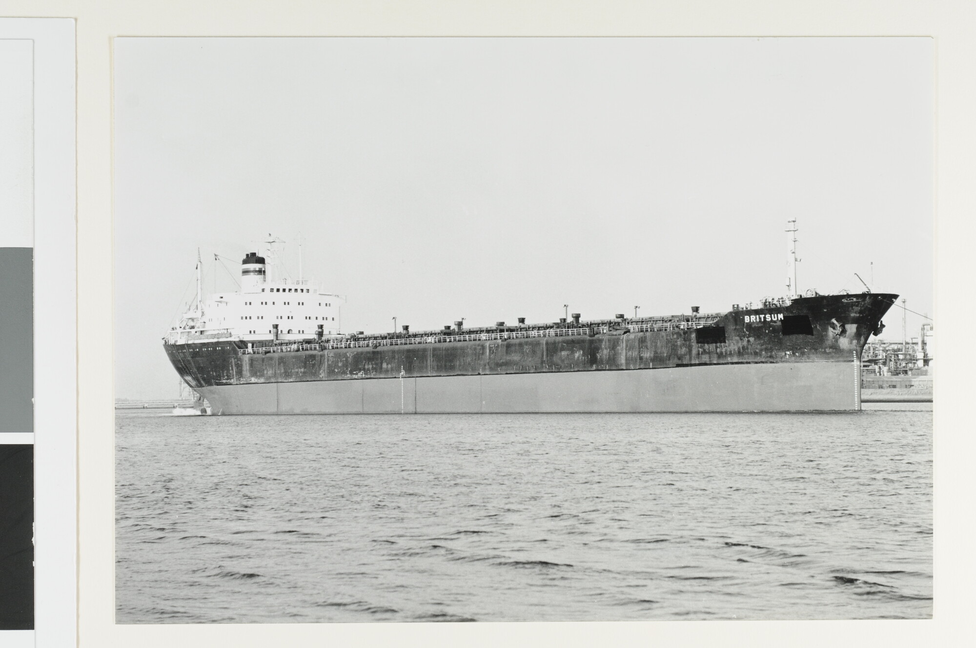S.7032(054); Kleurenfoto van de bulk-carrier ms. Britsum van de NV Stoomvaart [...]; foto