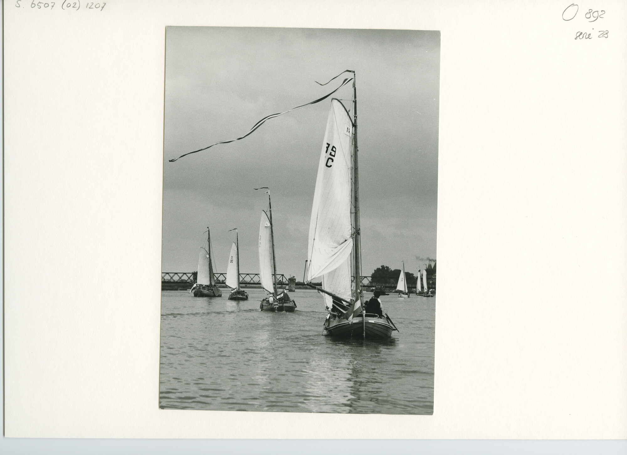 S.6507(02)1207; Zwart-wit foto van de reunie ronde en platbodemjachten te Kampen in 1961; foto