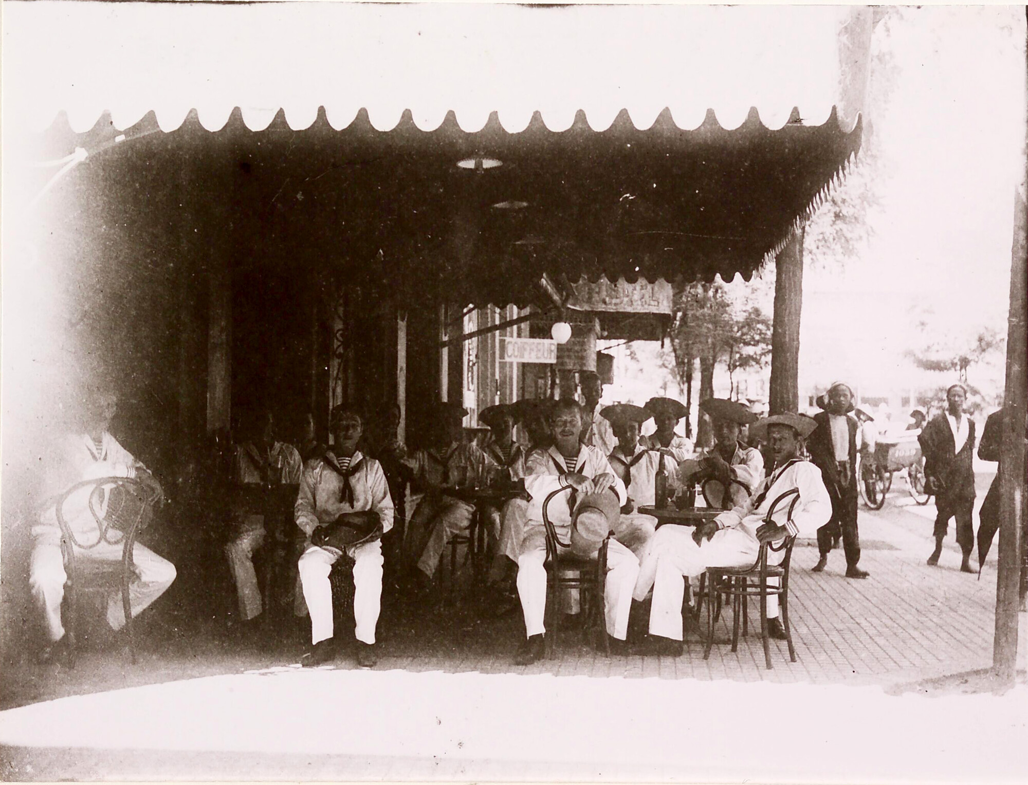 1999.1687; Groepsportret van passagierende matrozen poserend op het terras van het Hotel l'Union te Saigon te Frans Indo-China; foto