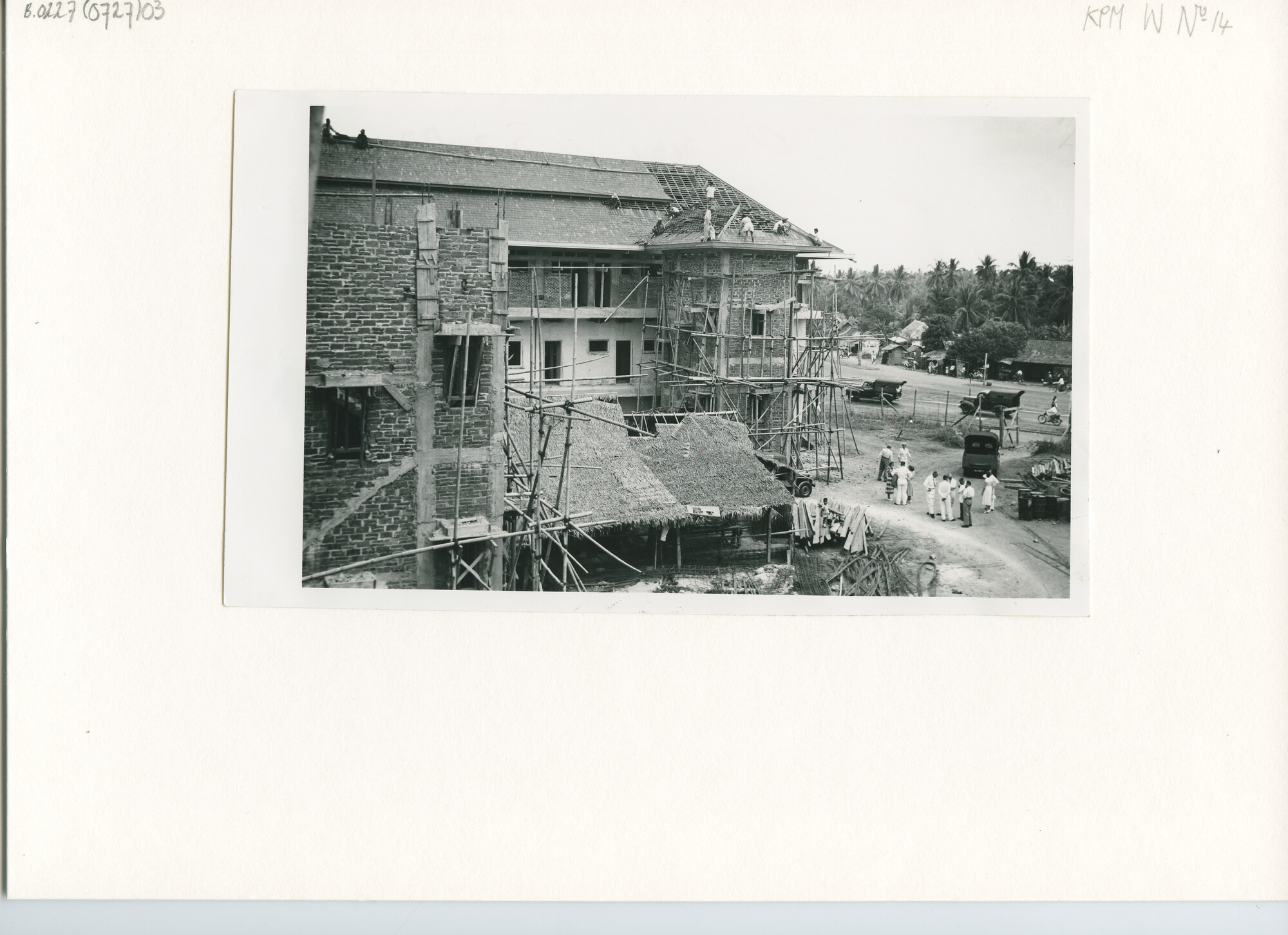 B.0227(0727)03; Foto van de bouw van het flatgebouw van de KPM; foto