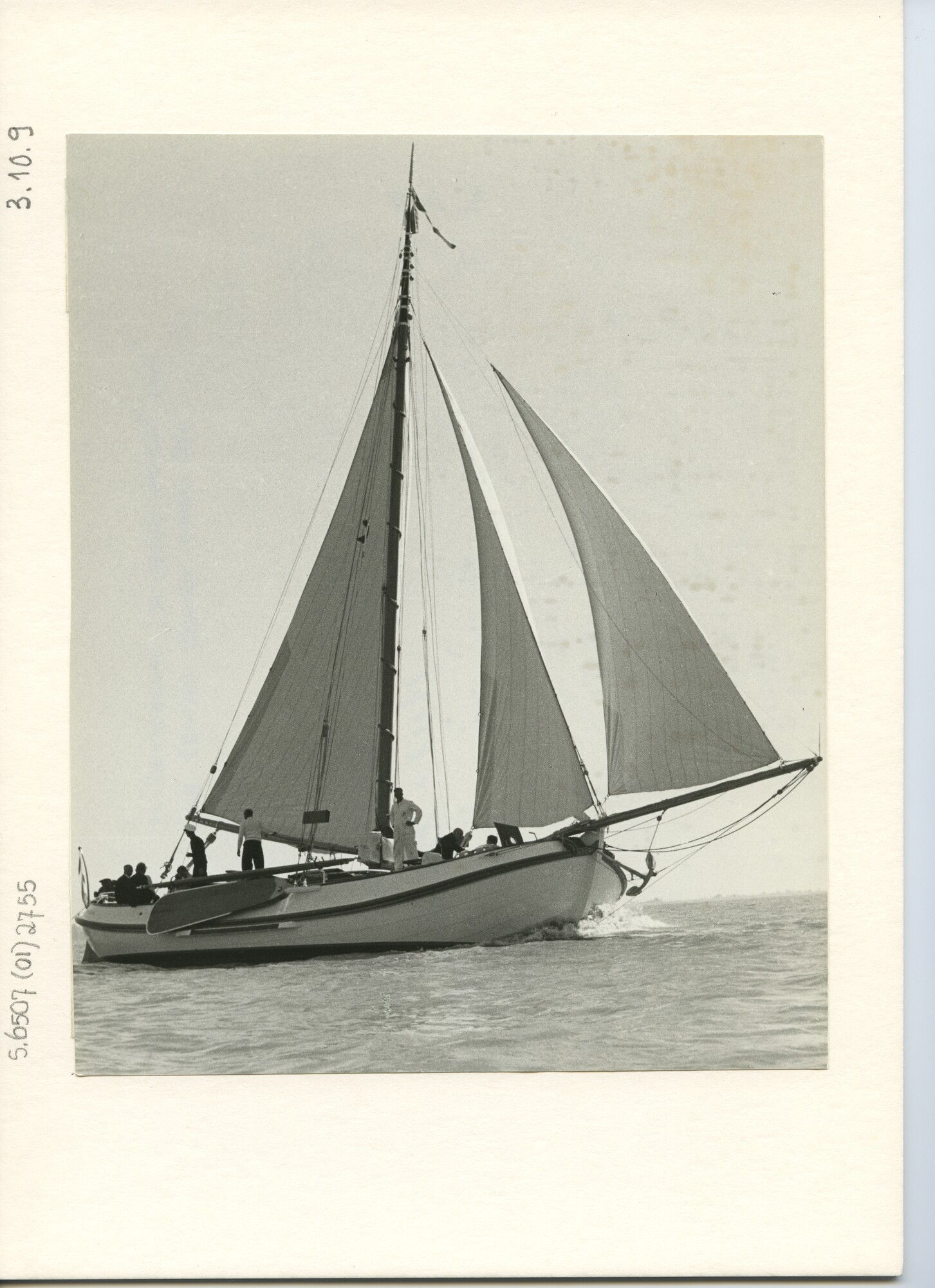 S.6507(01)2755; Foto van de Lemsteraak De Groene Draeck, met halve wind onder kluiver, fok en grootzeil op open water; foto
