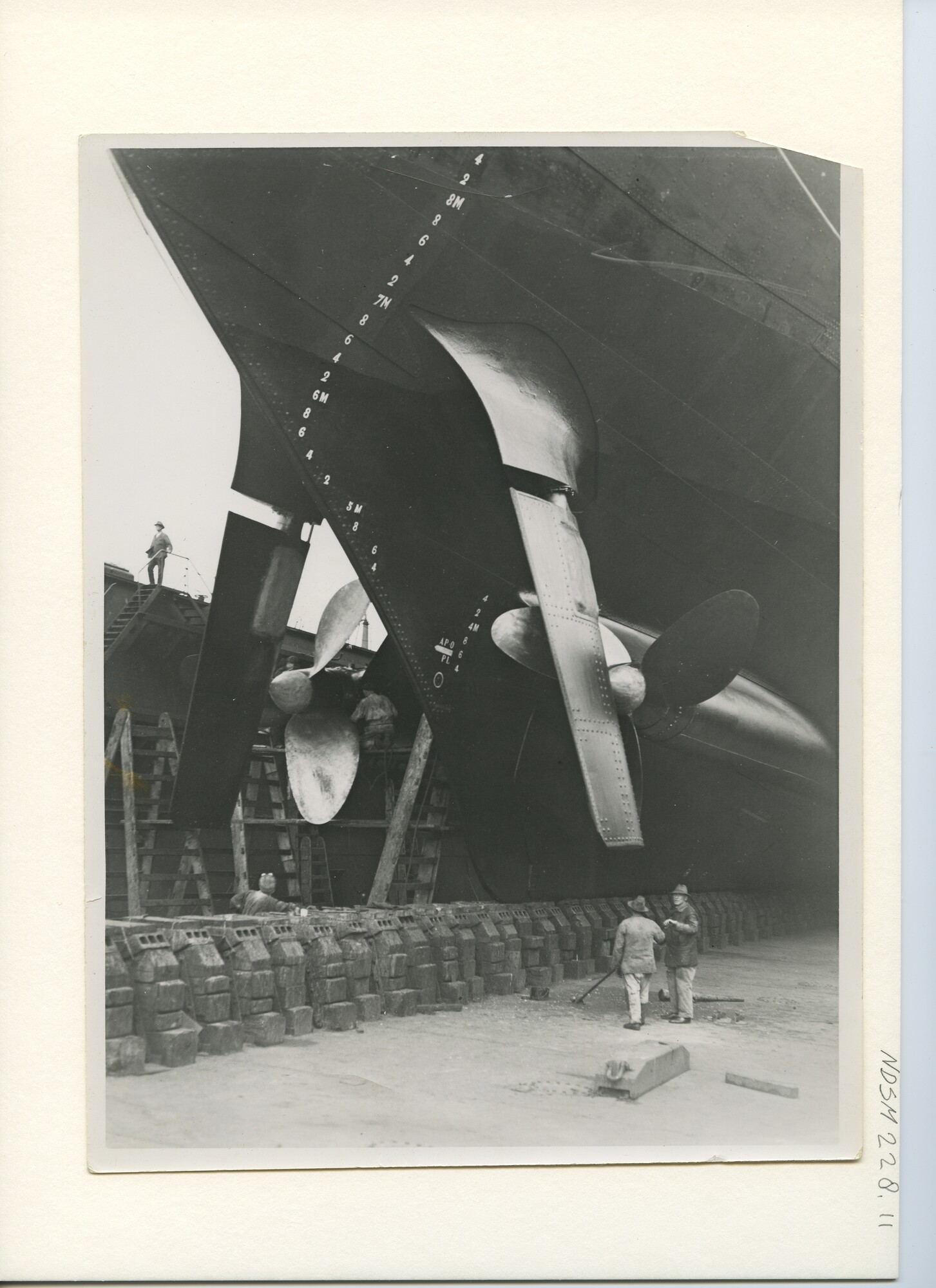 S.5444(01074)02; Foto van het vracht-passagiersschip ms. 'Bloemfontein', voor de tewaterlating bij de Nederlandsche Scheepsbouw Maatschappij; foto