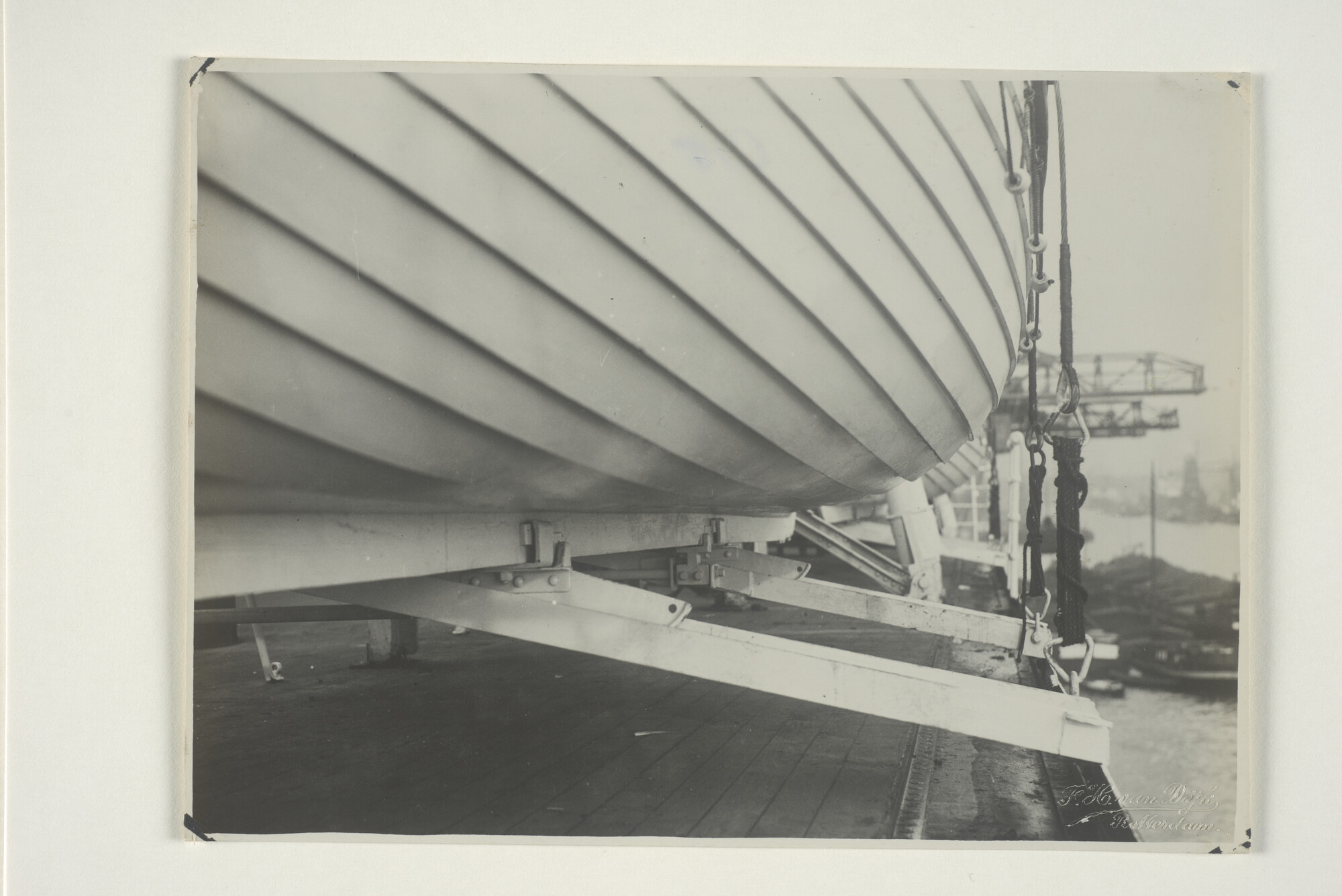 1999.1430; Detailfotos van de glijspanten volgens het Schat-patent aan boord van het [...]; fotoreportage