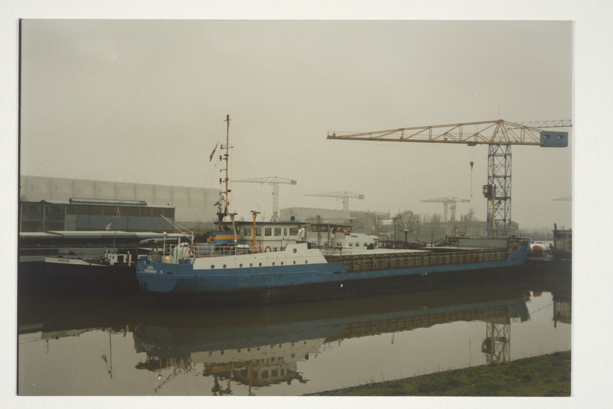 2000.0969; Kleurenfoto van de coaster ms. Vera (ex- Frisian [...]; foto