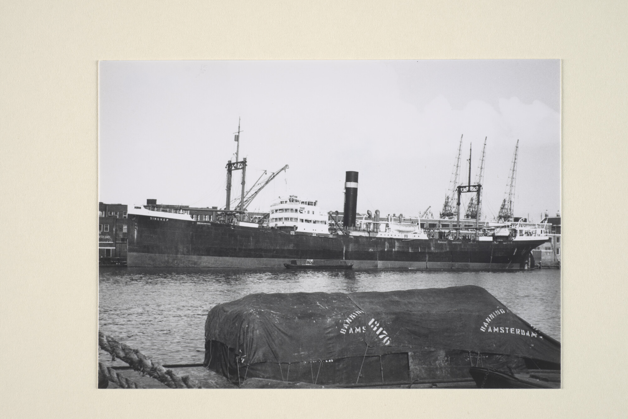 1995.5069; Het vrachtschip ss. 'Singkep' van de SMN afgemeerd aan de kade te Amsterdam; foto