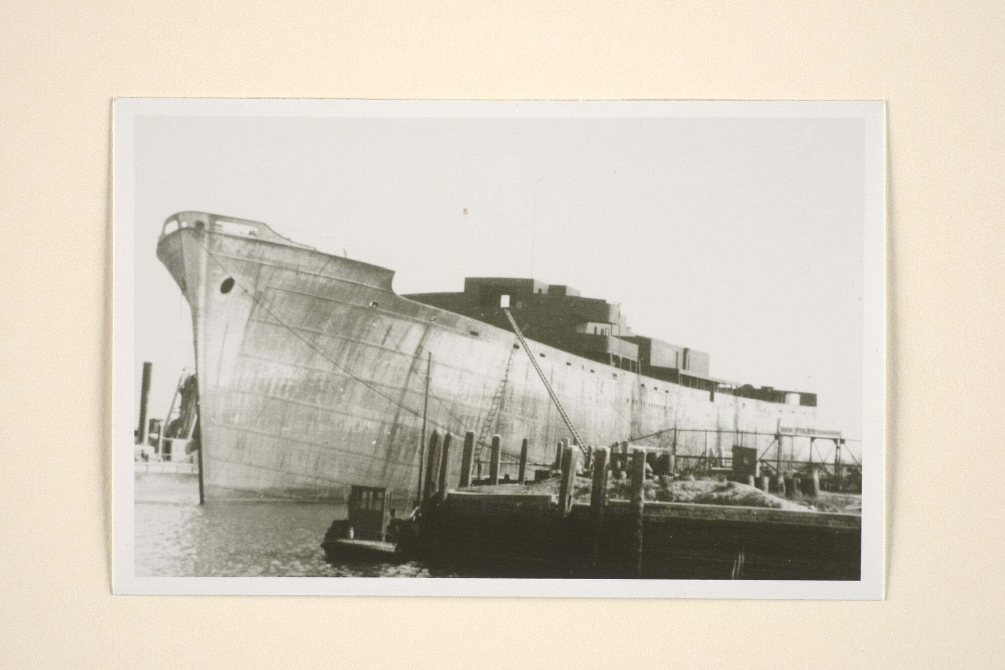 1996.0780; Het casco van het vrachtschip ss. Erika (ex- Schönfels) gezien in Vlissingen [...]; foto