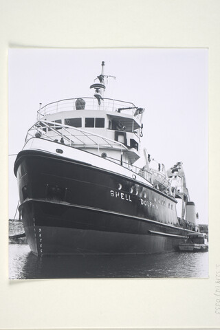 S.5219(12)0353; Het bevoorradingsschip 'Shell Dolphin', gebouwd op de dwarshelling van de ASM, ligt afgemeerd in het werfbassin; foto