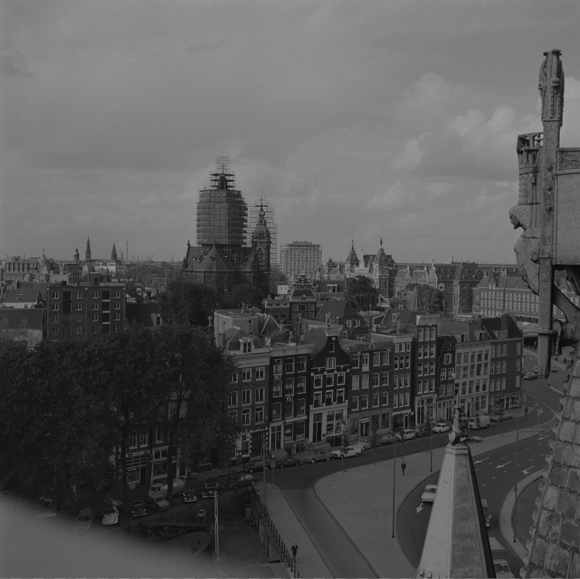 2015.3838; Negatief van uitzicht over Amsterdam vanaf het dak van het Scheepvaarthuis; negatief