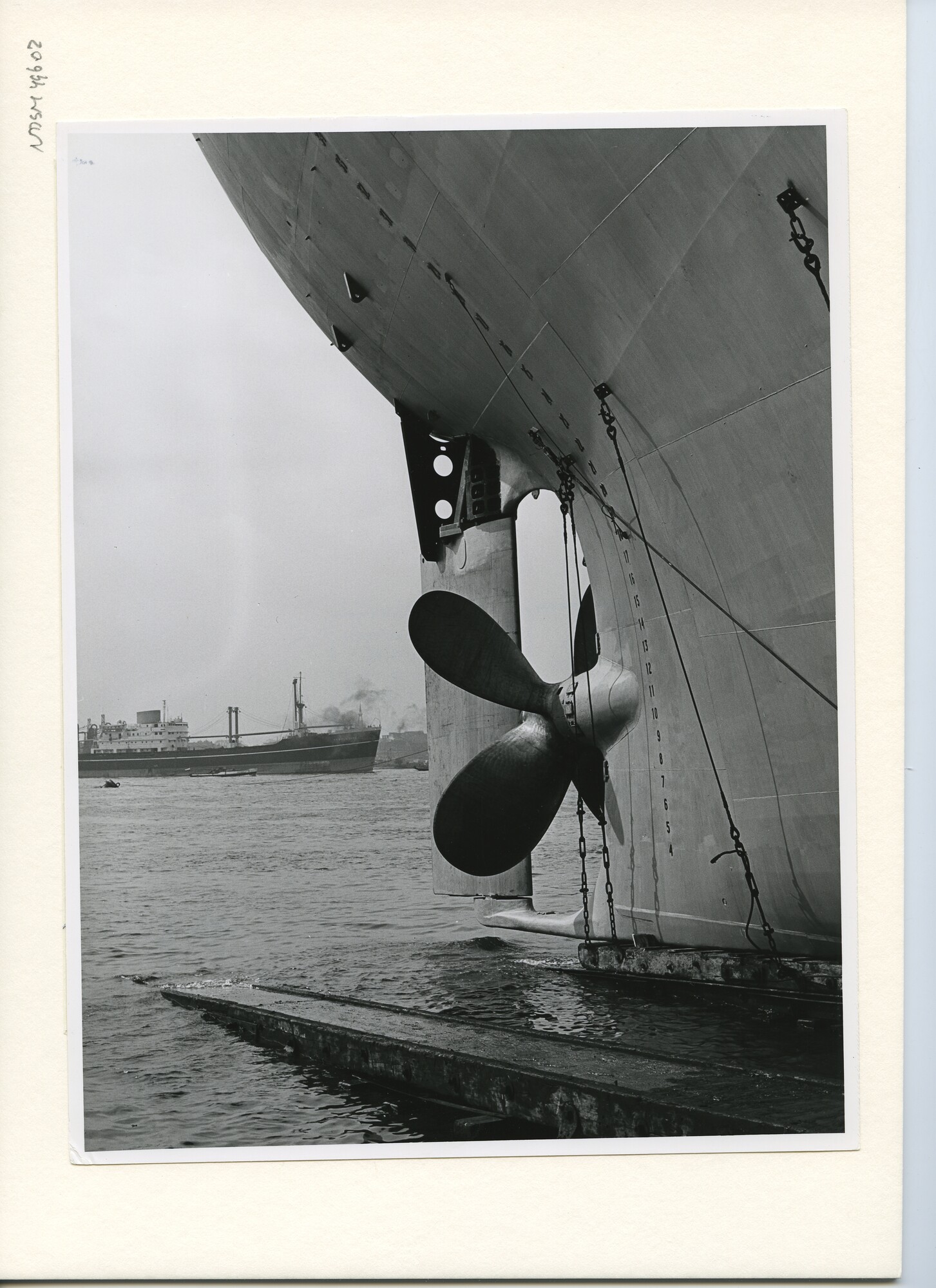 S.5444(2875)2; Foto van de tewaterlating van de tanker ms. Eidsfoss; foto