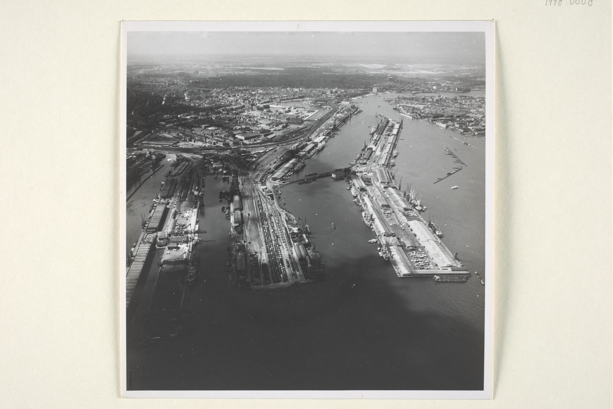 1998.0008; Luchtfoto's van Amsterdam en het Oostelijk havengebied, april 1964; fotoreportage