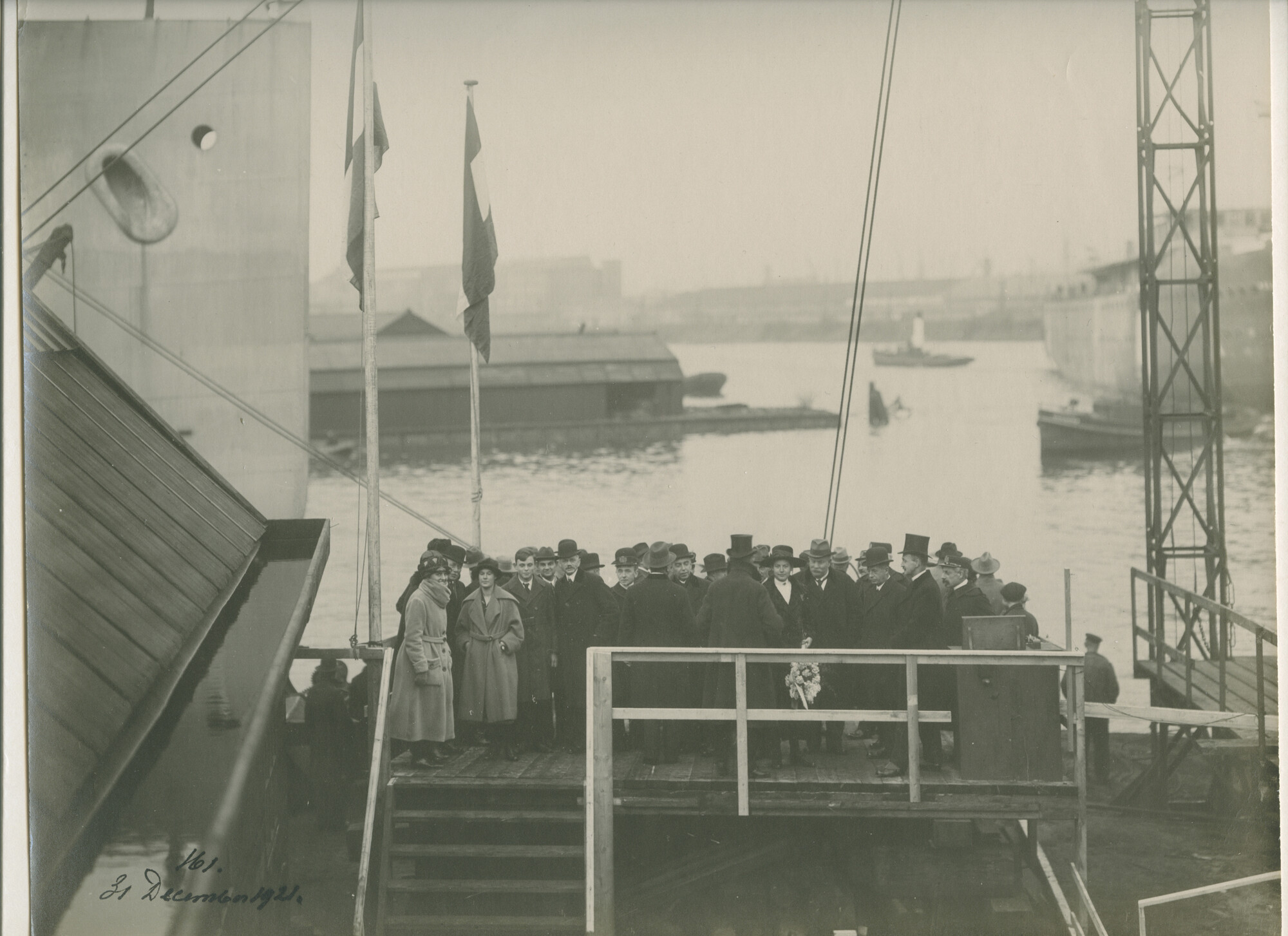 S.5444(0539)3; Foto van Hr.Ms. Pelikaan, vlak voor de tewaterlating van het onderzeeboot-moederschip; foto
