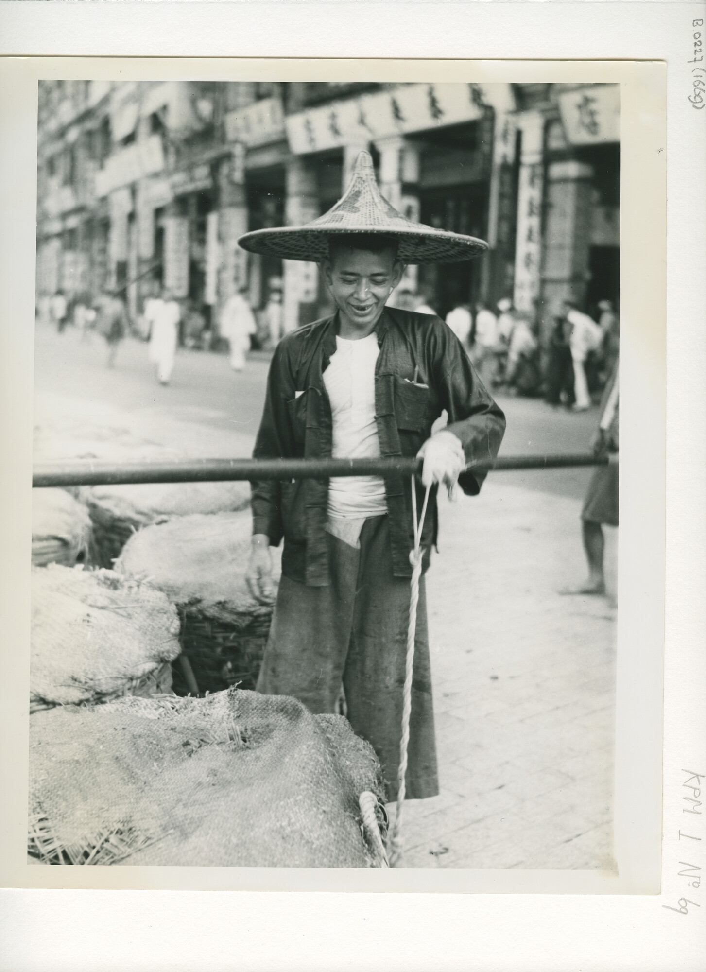 B.0227(1669); Foto van koelie te Hongkong; foto