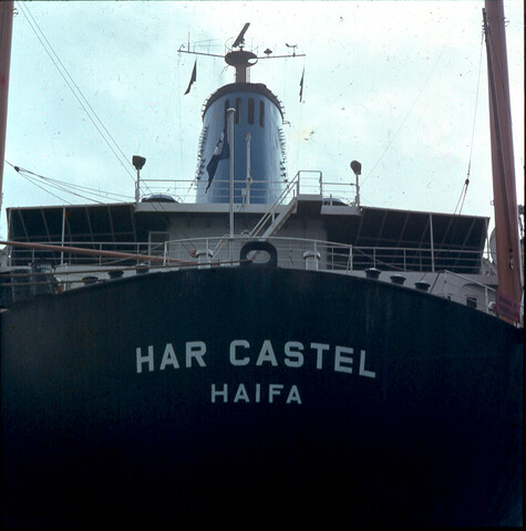 S.9100(3602); Dia van het Israelische vrachtschip ms. Har Castel in de haven van [...]; diapositief