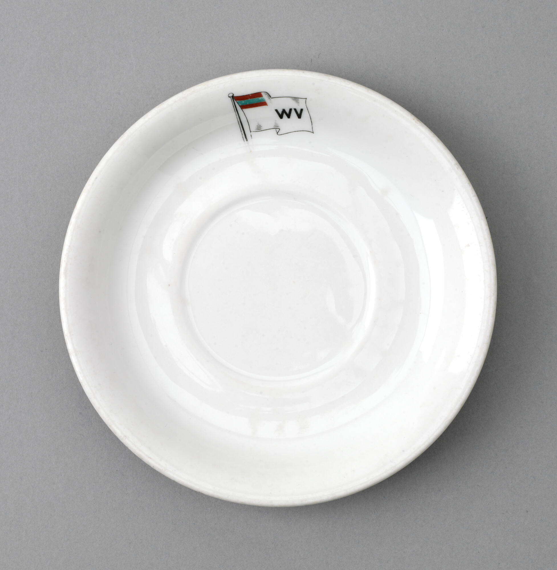 S.7226(02); Kop en schotel met logo van de Walvismij; kop en schotel
