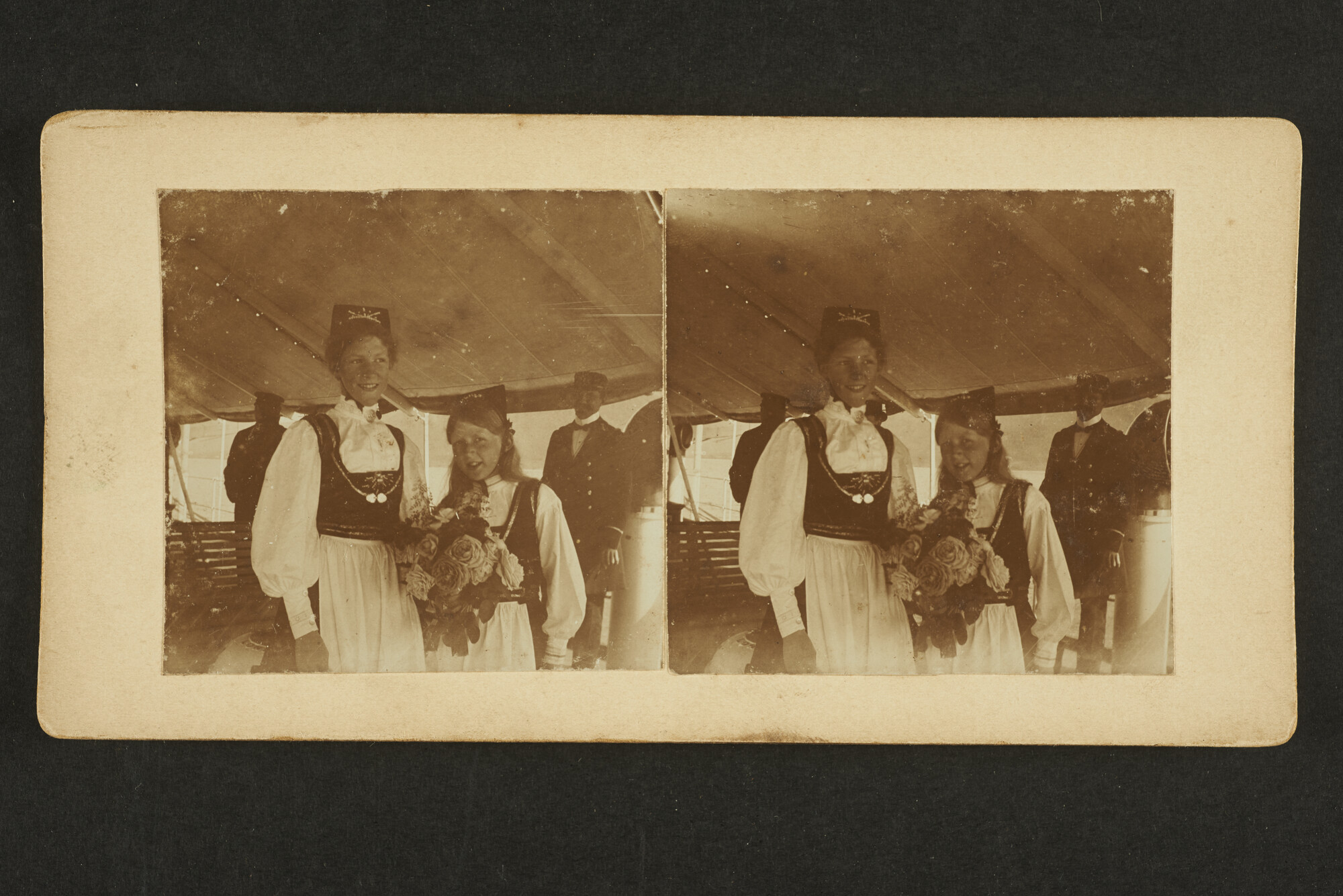 RS.0713(26); De dochtertjes van de consul van Tromsö aan boord van Hr.Ms. Friesland; foto