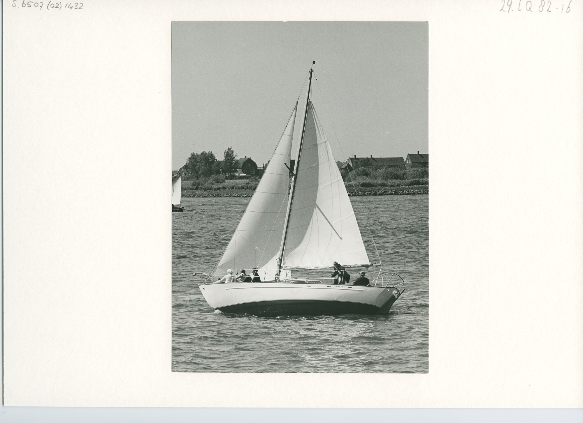 S.6507(02)1432; Zwart-wit foto van het circa 8 meter lange stalen platgat kajuitzeiljacht type Trintel I; foto