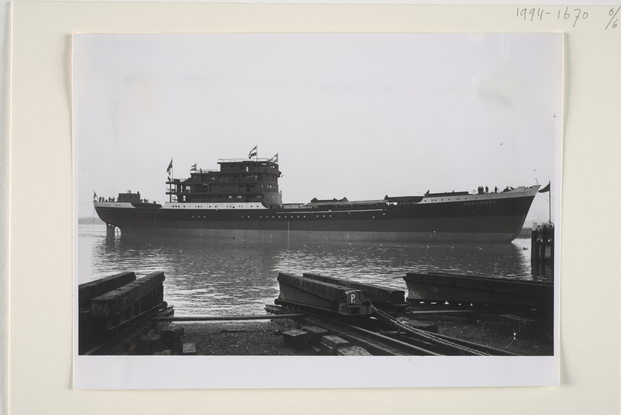 1994.1670; Foto's van de tewaterlating van ms. 'Roggeveen' bij NV; fotoreportage