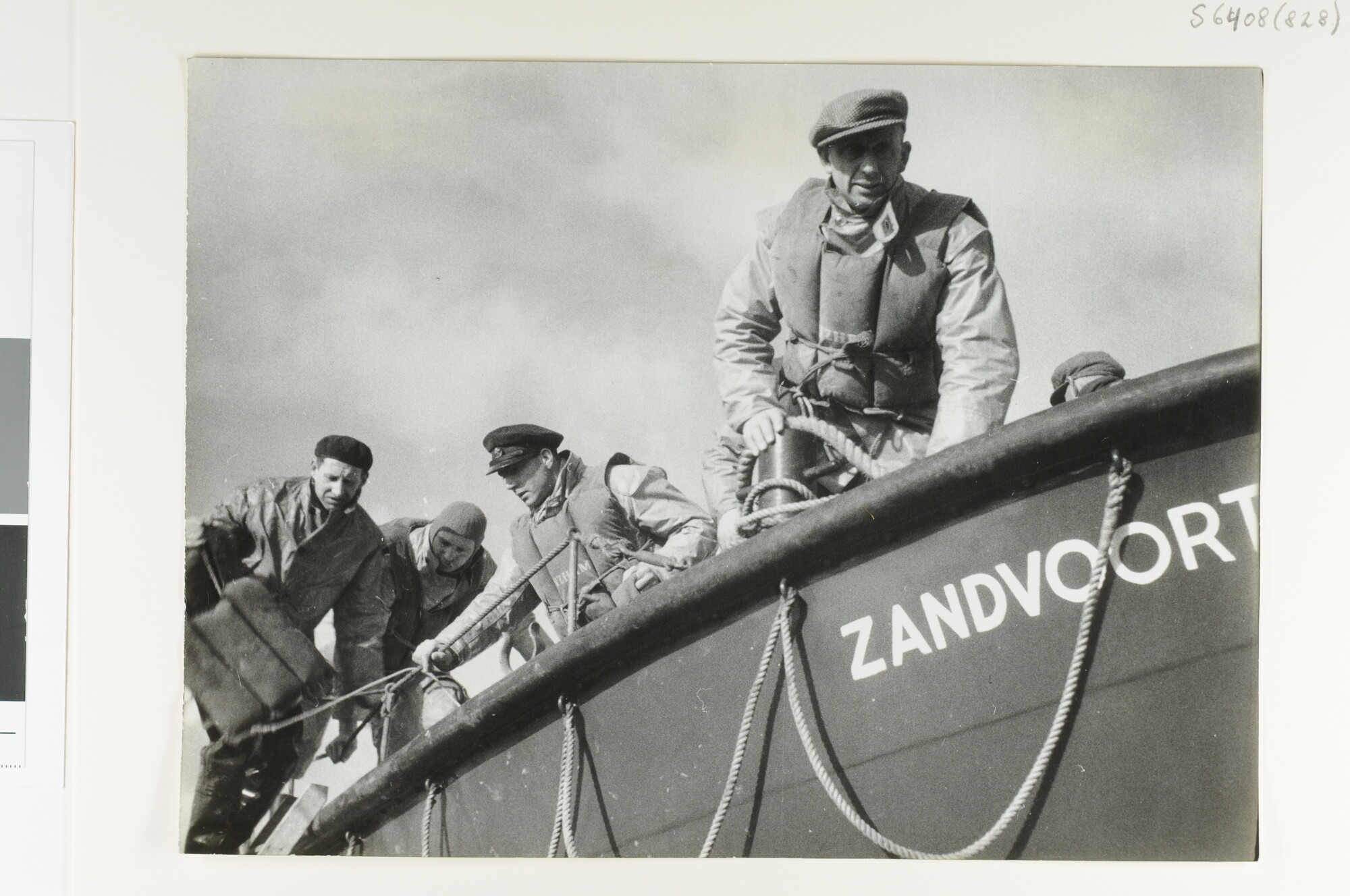 S.6408(0828); De reddingboot in aktie: De bemanning van de motorstrandreddingboot Dudok [...]; foto