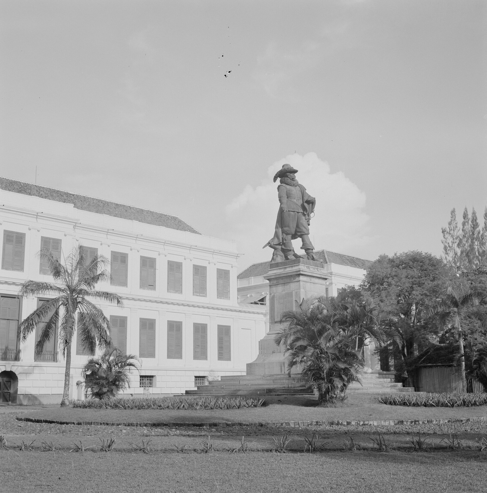 2015.3079; Negatief van het standbeeld van Jan Pieterszoon Coen in Batavia (Jakarta); negatief