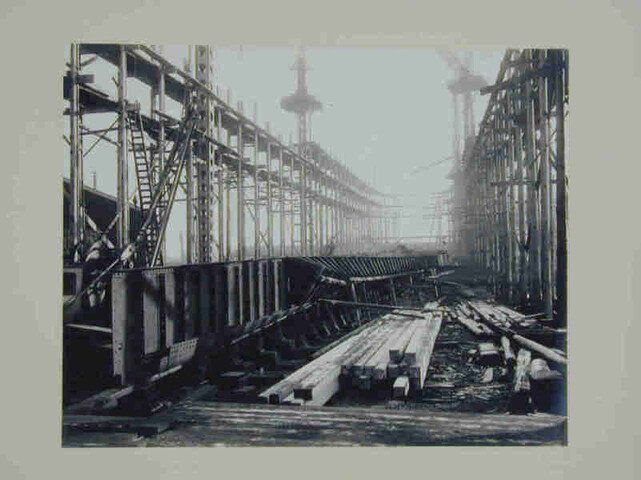 S.4348(01); Herinneringsalbum met bouw- en interieurfoto's aangeboden aan mej. E.D.W. Jonckheer ter gelegenheid van de tewaterlating van het passagiersschip ss. Vondel; fotoalbum