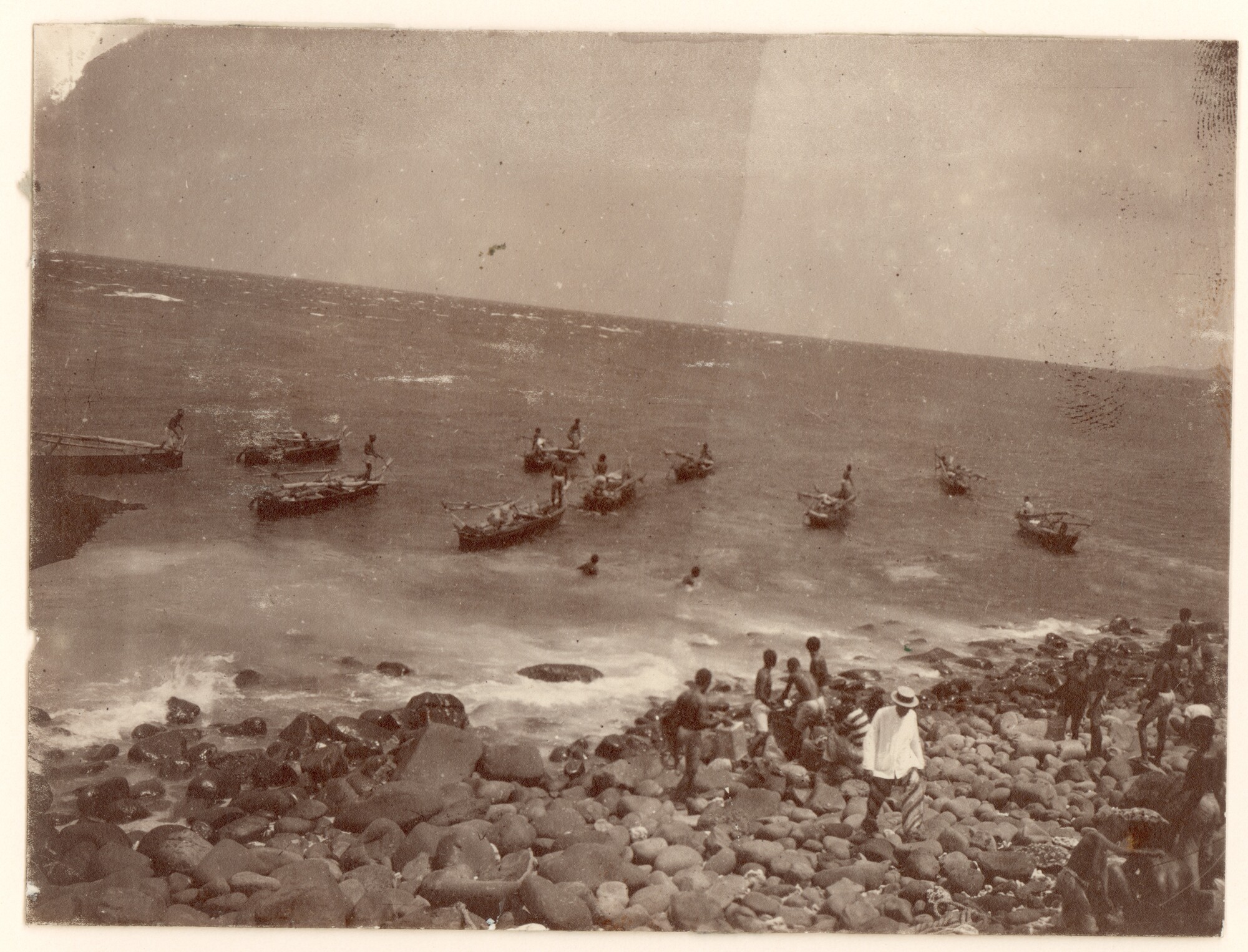 1994.1835; Foto's van de stranding het vracht- en passagiersschip ss. 'Van Imhoff' van de KPM op het eiland Barsoe Banda in 1911; fotoreportage