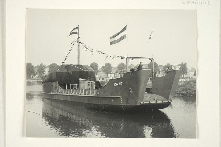 S.5219(12)0192; Foto's van de tewaterlating van de op de langshelling van het bij de ASM gebouwde beach-landing craft Kais; fotoreportage