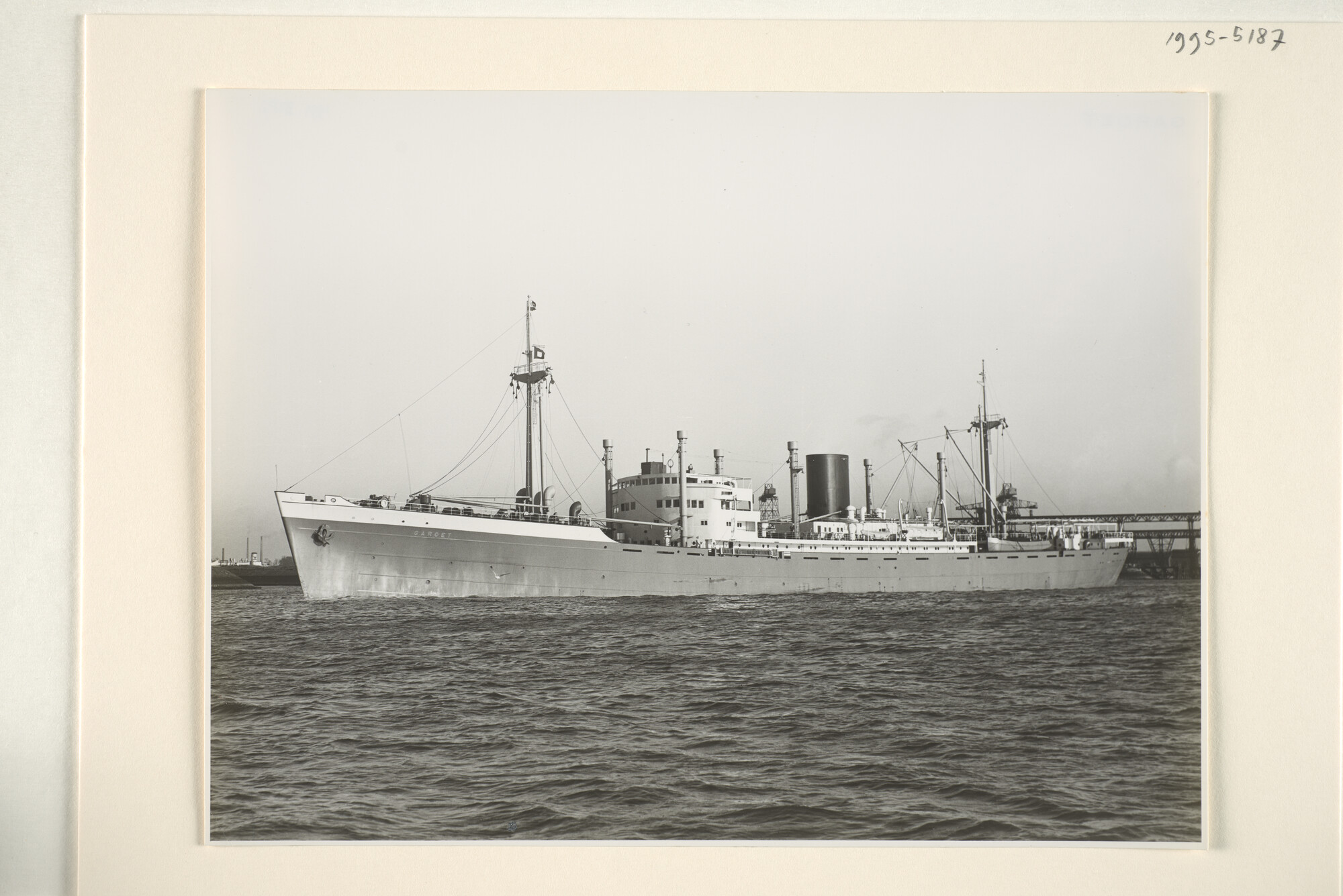 1995.5187; Het vrachtschip ms. 'Garoet' verlaat de haven van Rotterdam; foto