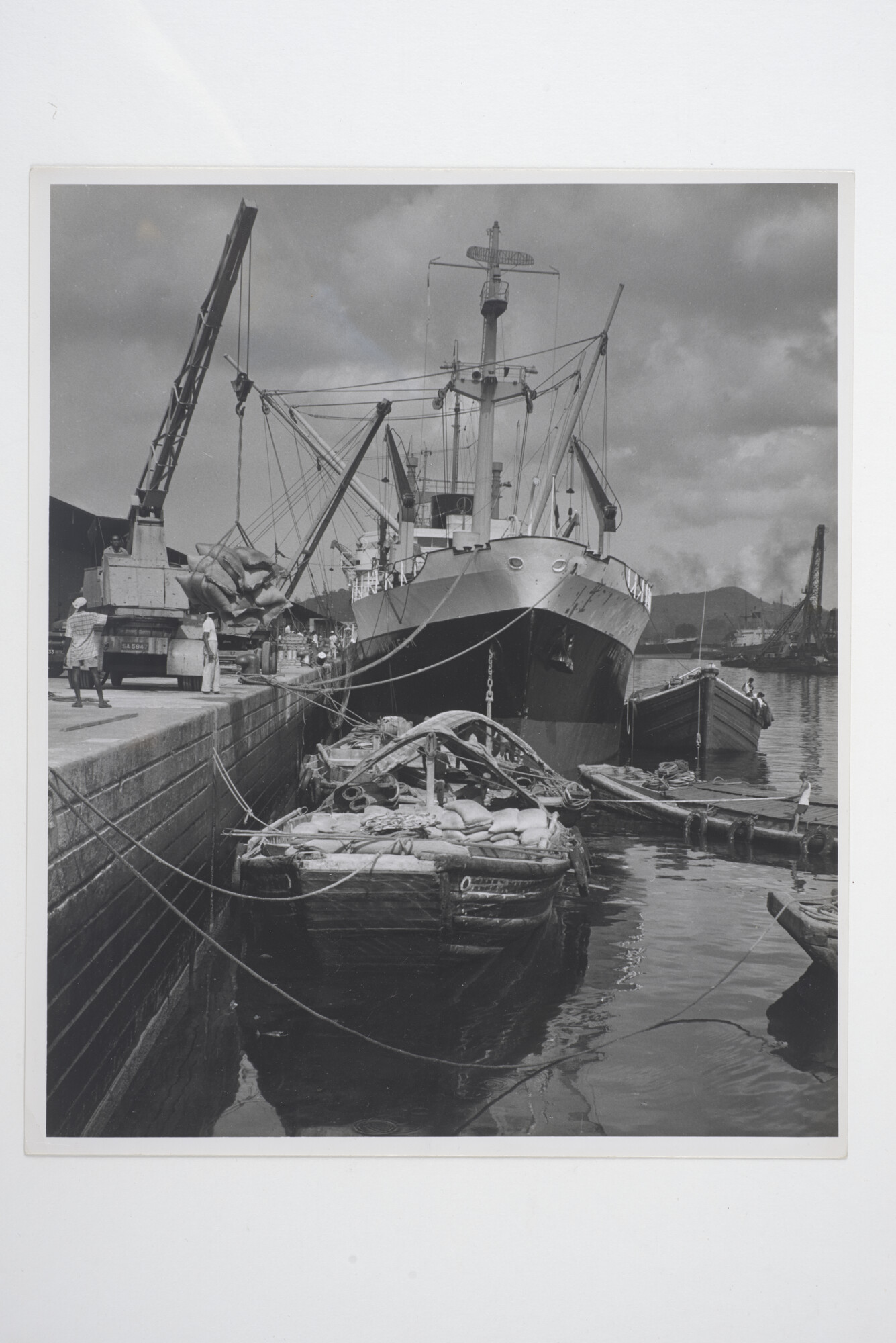 2014.0433; Zwart-wit foto van ms. Van Neck aan een havenkade; foto