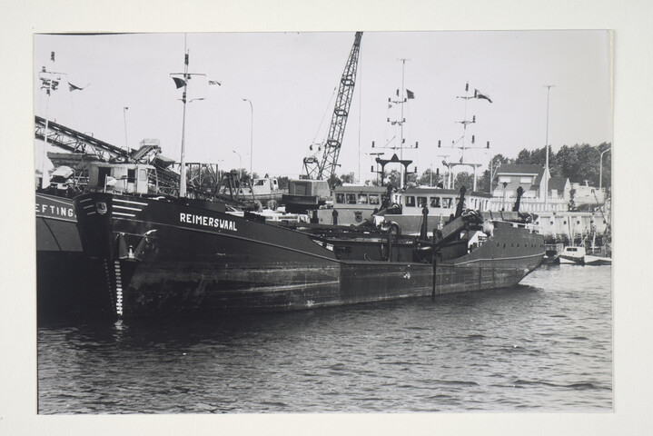 1994.1045; Foto's van bij Scheepswerf Van Goor Monnickendam gebouwde schepen: bouw en proefvaart van de hopper-zuiger 'Pegasus' ev; fotoalbum