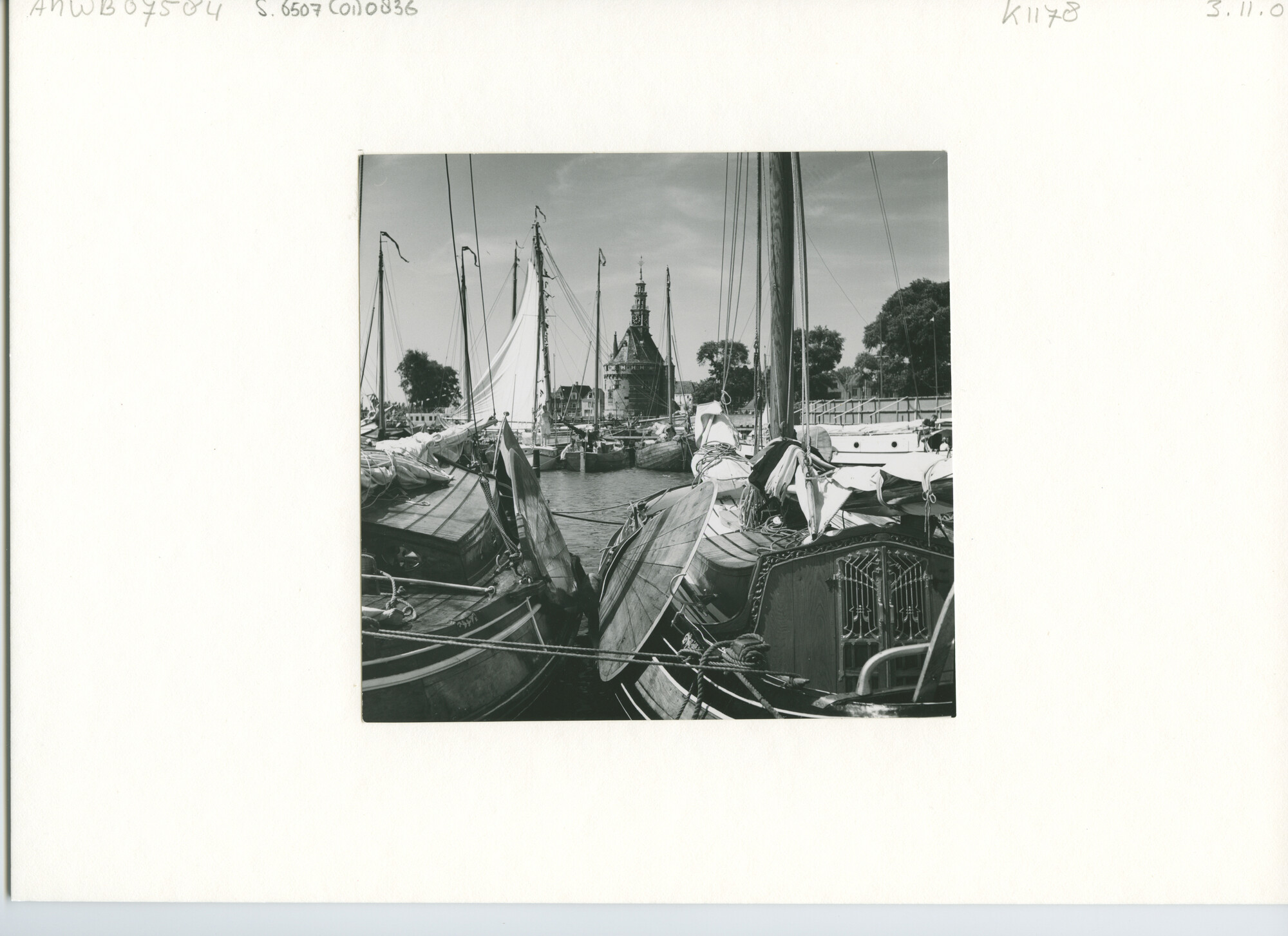 S.6507(01)0836; Ronde- en platbodemjachten afgemeerd in de haven van Hoorn ter gelegenheid van een reunie in 1957; foto