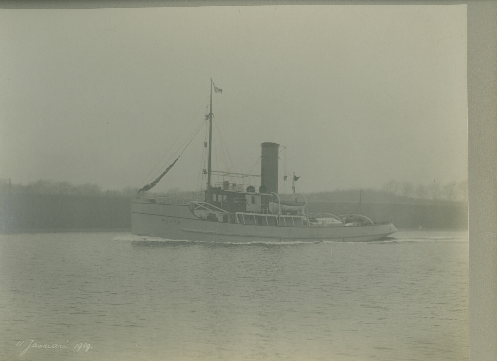 S.5444(0243)2; Foto van de zeesleepboot ss. Pluto, varend door het Noordzeekanaal; foto