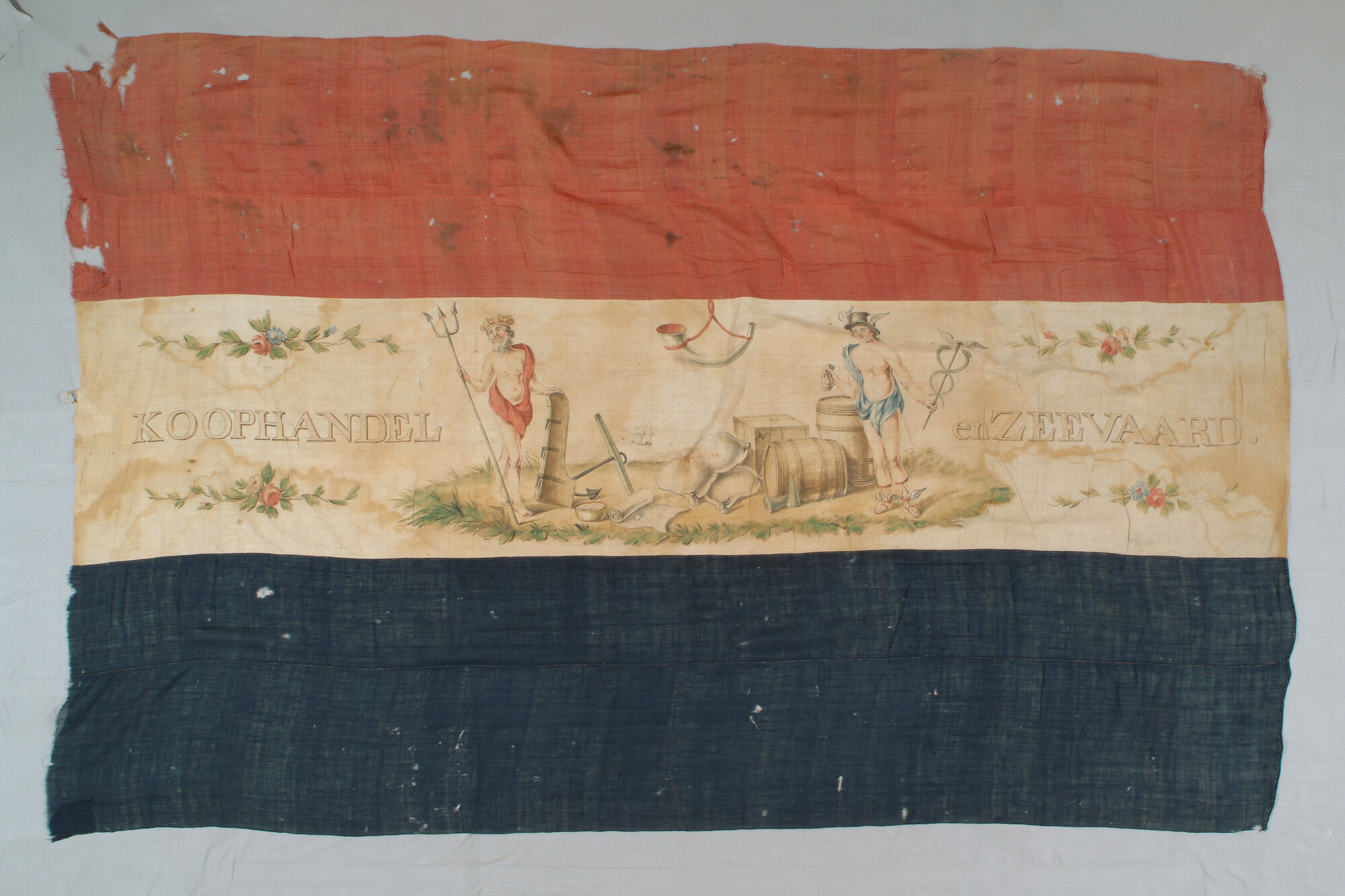 A.1259(05); Feestvlag met zinnebeeldige voorstelling van koophandel en zeevaart; vlag