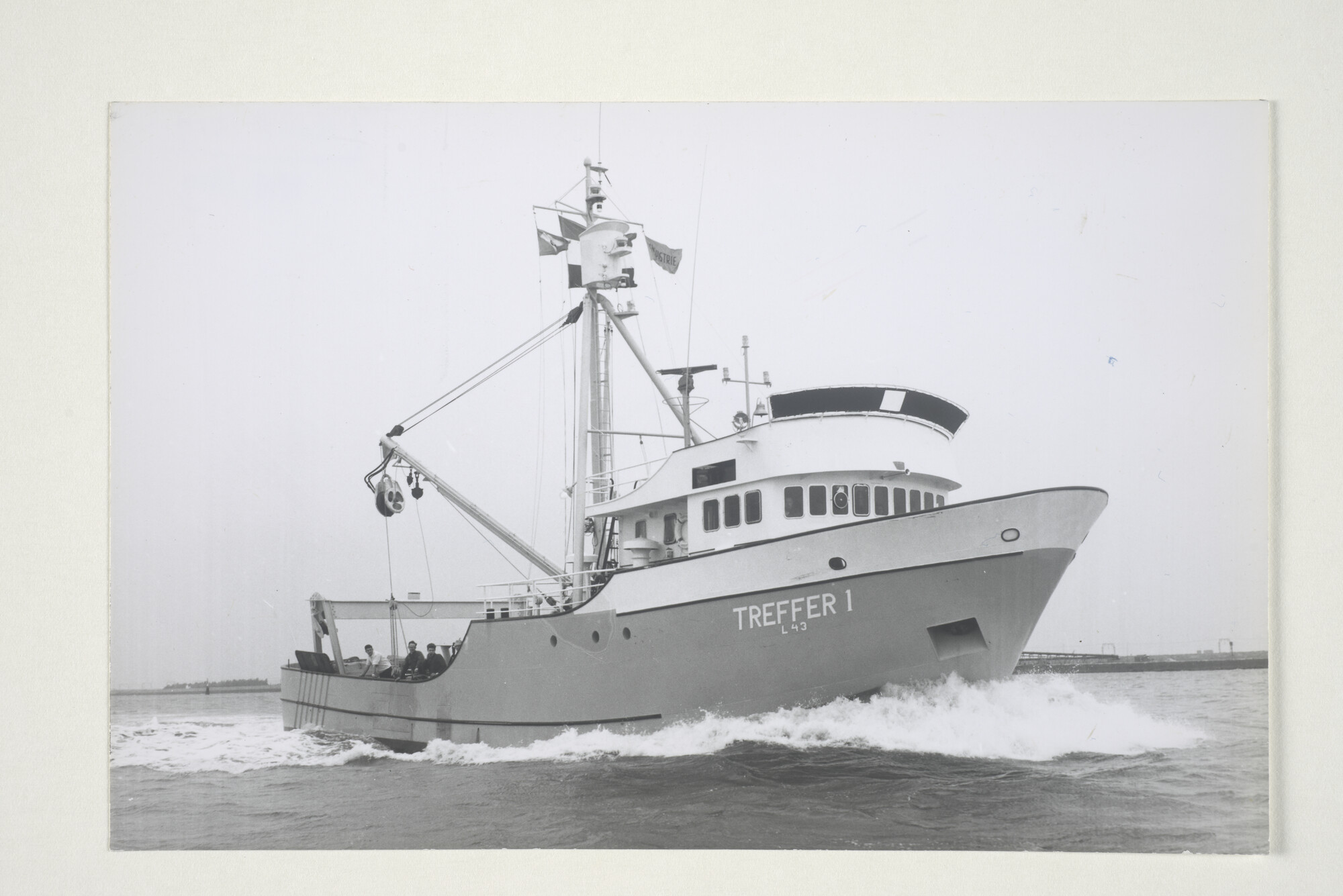 1999.1609; Fotos van de Zuid-Afrikaanse trawler Treffer 1 (L 43) uit Luderitz [...]; fotoreportage