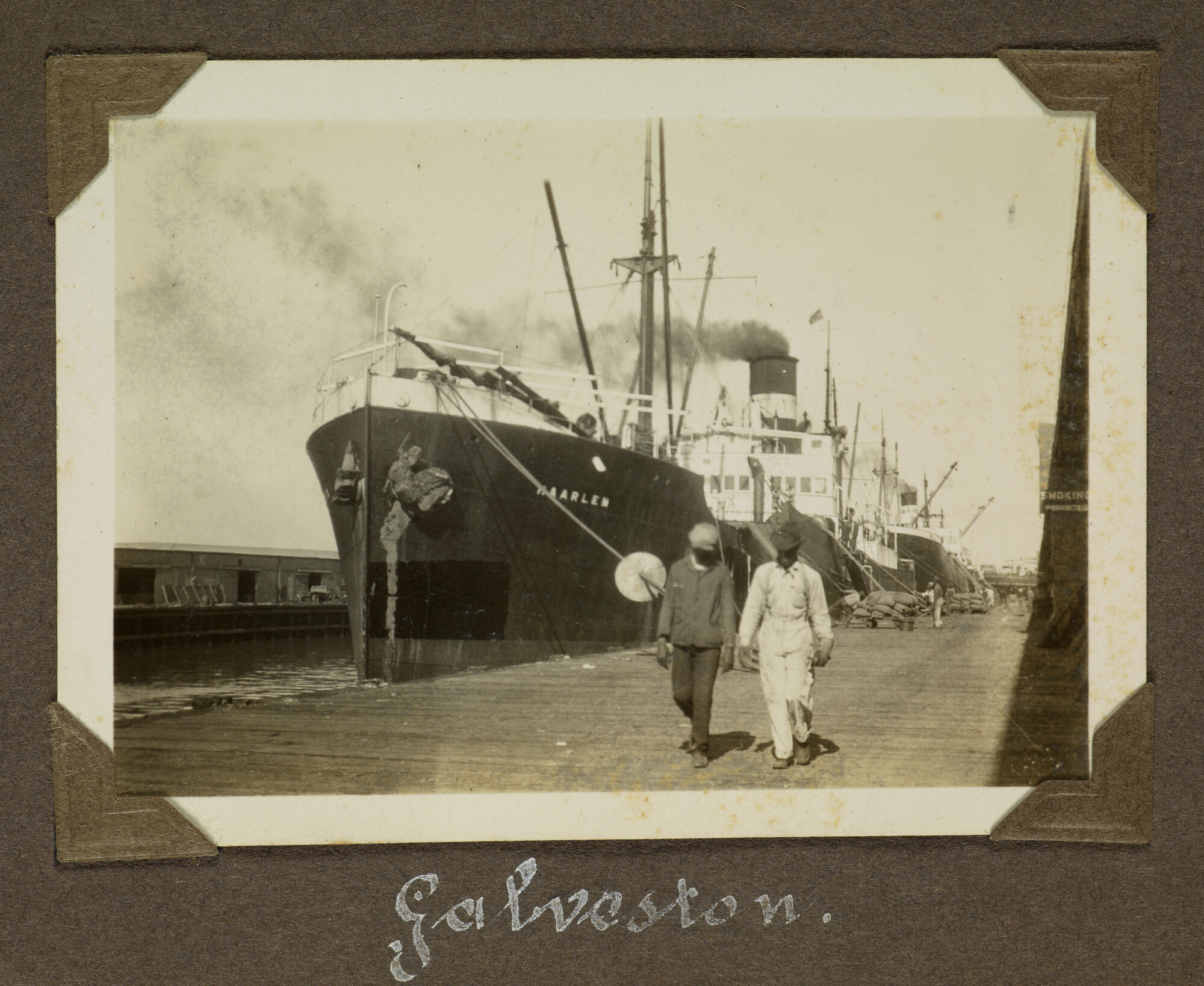 S.5946; Persoonlijk album van marconist J.D. van Schooten met fotos tijdens reizen [...]; fotoalbum
