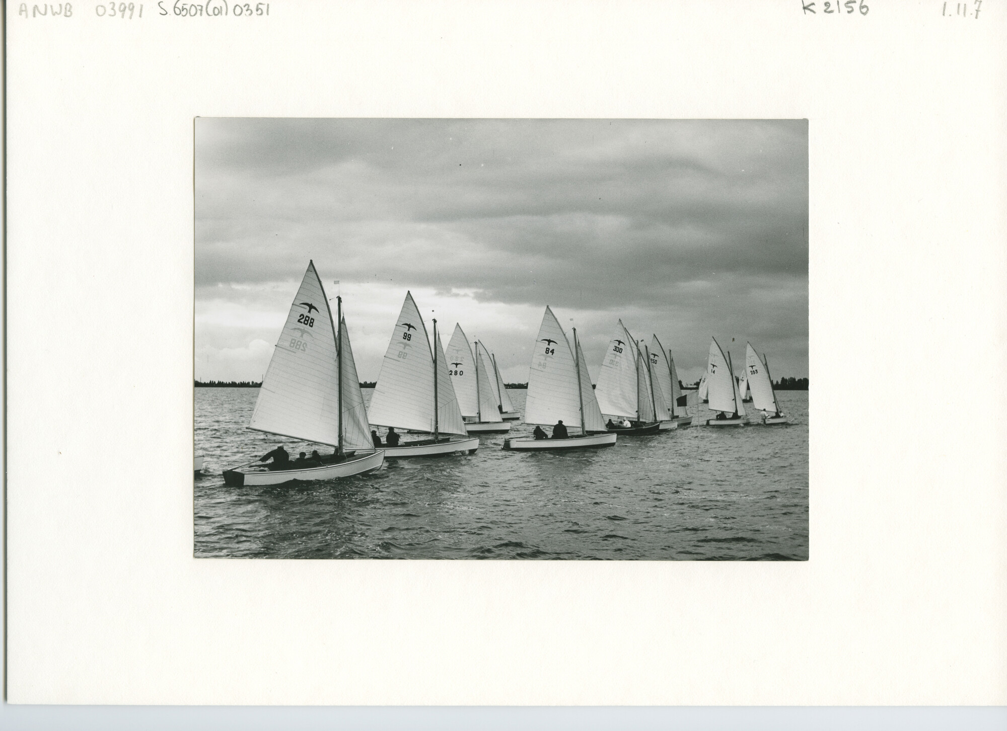 S.6507(01)0351; Foto van de start van de Valken tijdens het Nederlands Kampioenschap 1957 op de Westeinderplassen; foto