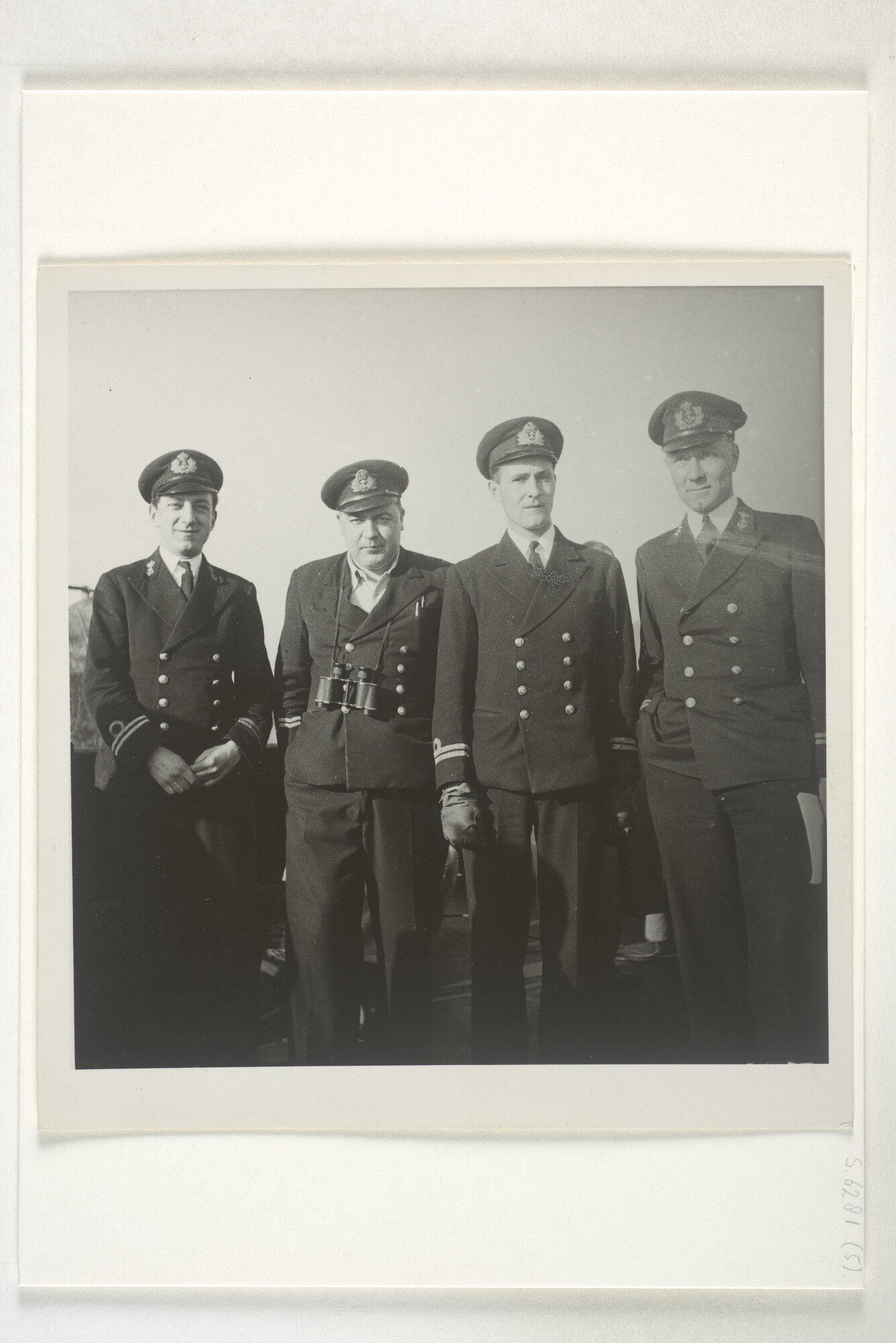 S.6281(05); Groepsportret van luitenant ter zee jhr. J.A. Feith, temidden van luitenant ter zee 2 Eberlee, Ltnt; foto