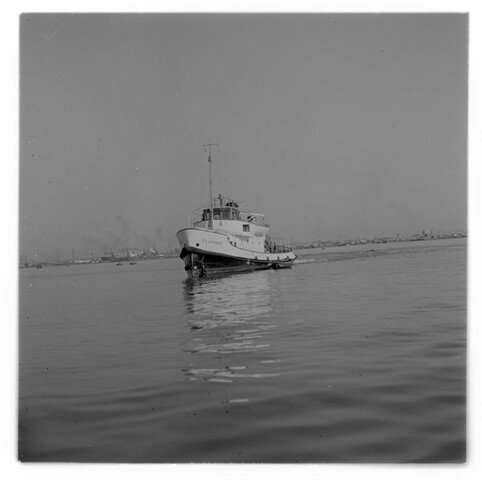 S.5219(12)0591a; Negatieven van de haven & zeesleepboot 'Flamingo' gebouwd op de helling van de Arnhemsche Stoomsleephelling Maatschappij (ASM); negatief