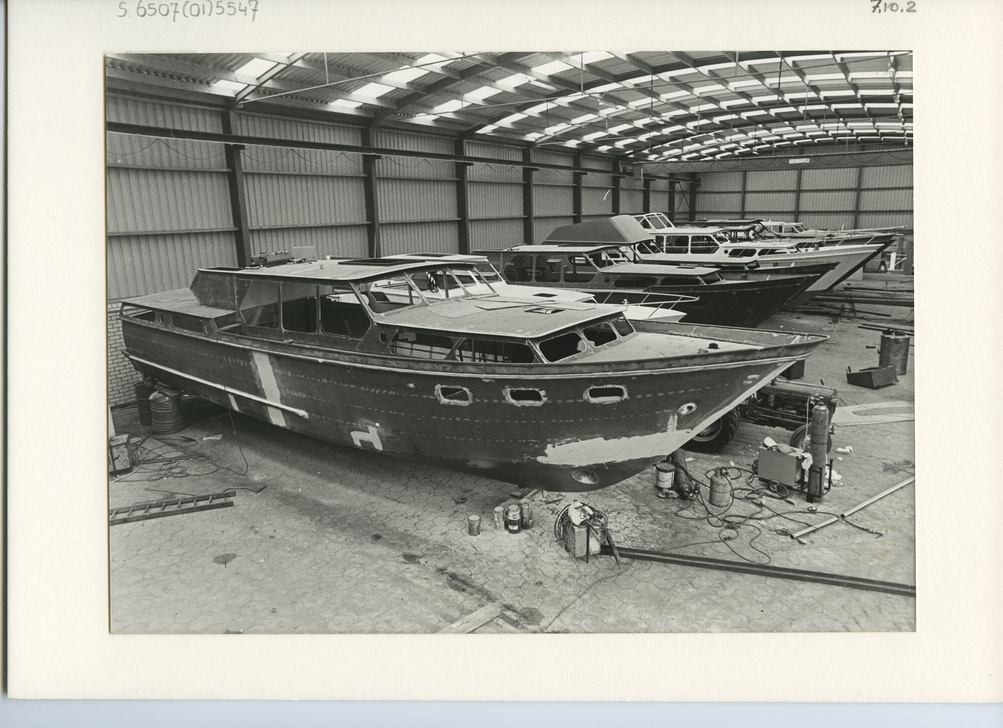 S.6507(01)5547; Foto van stalen motorkruiser in aanbouw bij jachtwerf V.d. Valk; foto