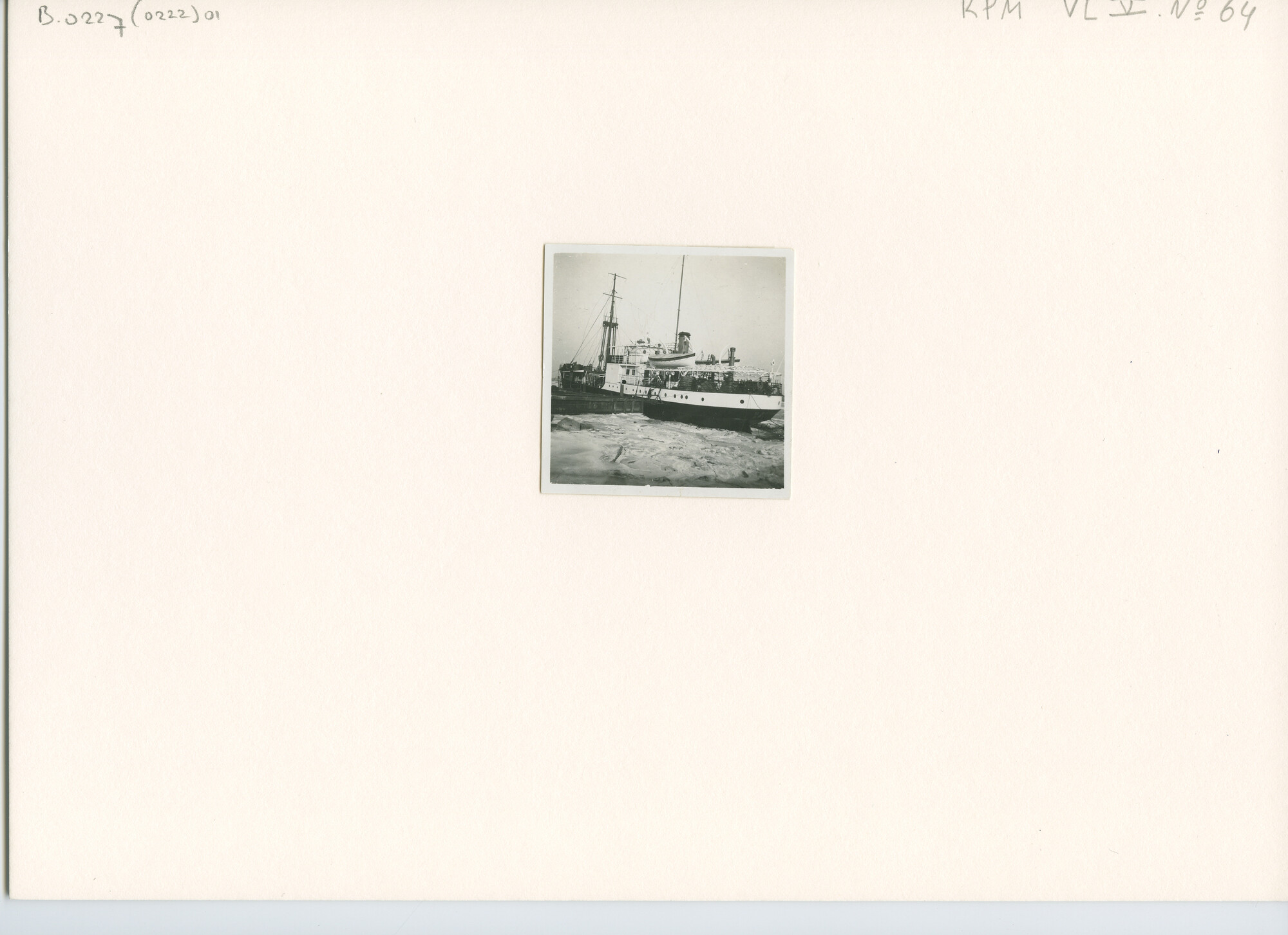 B.0227(0222)01; Foto van de coaster ms. Mandar tijdens de afbouw bij de Int. Scheepsbouw Maatschappij "de Maas"; foto